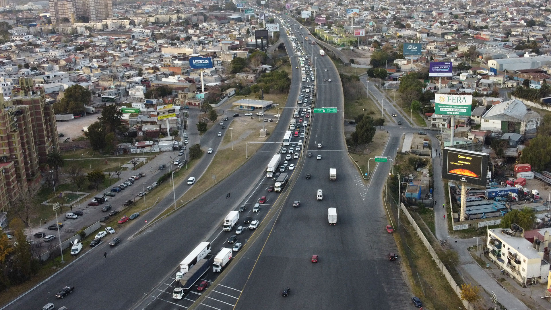 Poco a poco comienza a normalizarse el tránsito en la autopista Buenos Aires-La Plata. (Franco Fafasuli)