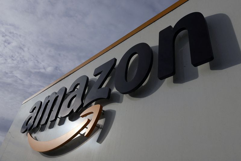 El logotipo de Amazon se ve en el centro logístico de la compañía en Lauwin-Planque, norte de Francia. 15 de noviembre, 2022. REUTERS/Pascal Rossignol/Archivo