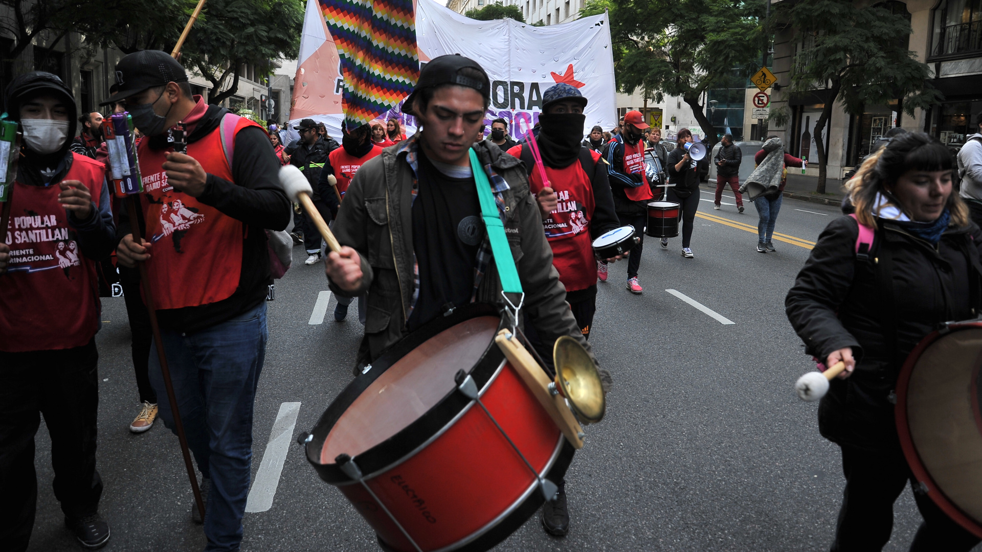 El secretario de Asuntos Parlamentarios de jefatura de Gabinete, Fernando “Chino” Navarro, se acercó a la movilización en la Plaza de Mayo y se mostró comprensivo con la marcha