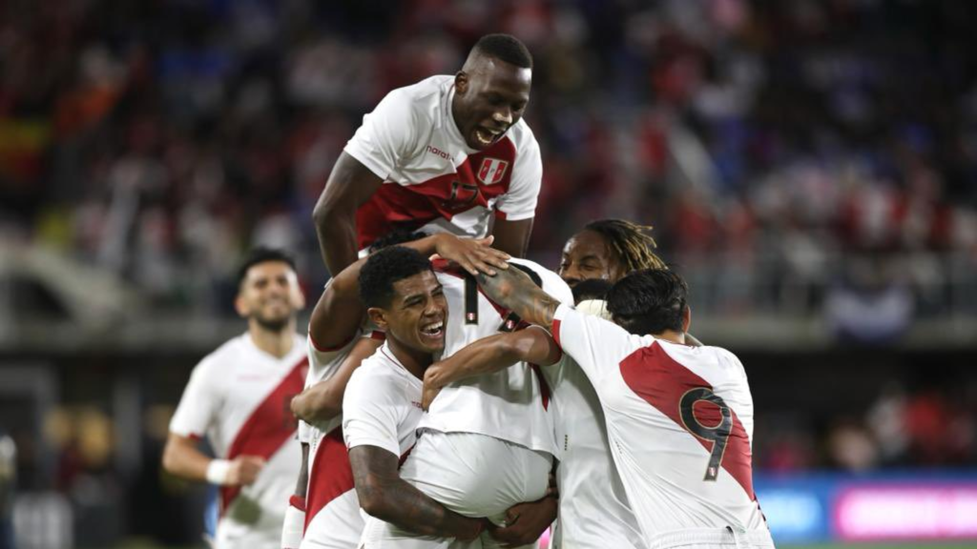 Bryan Reyna: André Carrillo, Marcos López y Sergio Peña lo felicitaron por el debut con gol en el Perú vs El Salvador