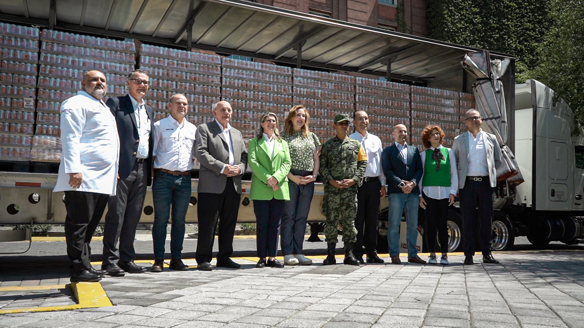 Heineken Mexico delivered 500,000 cans of water last Wednesday, August 3, to the regions most affected by the shortage of the liquid in Nuevo León (Photo: Twitter@HeinekenMexico)