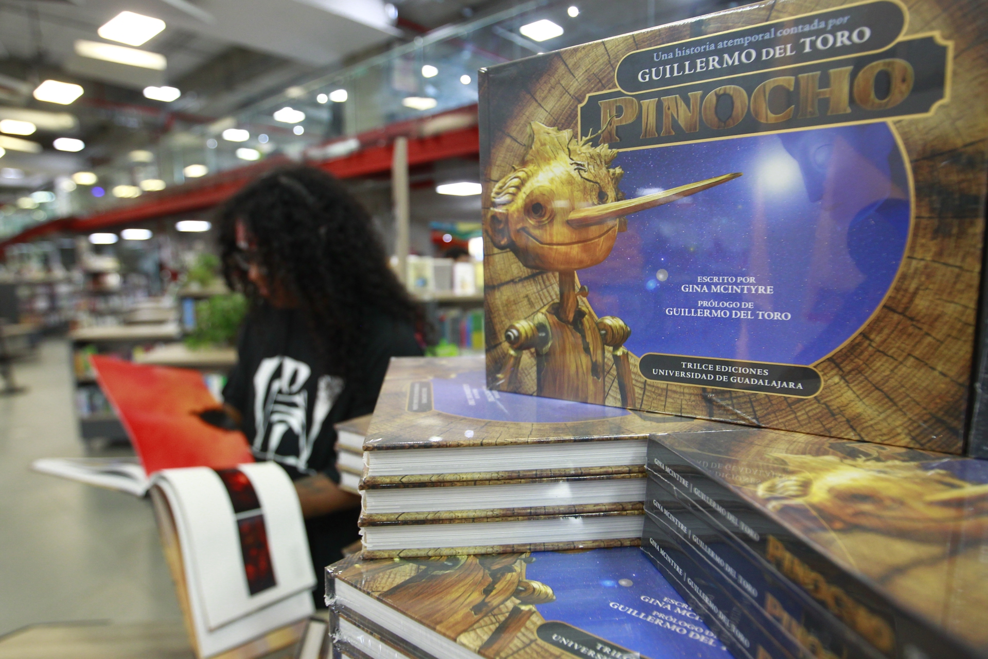 Una mujer observa el libro "Pinochio", el 10 de marzo de 2023, en la una librería de la ciudad de Guadalajara, México (Foto: EFE/ Francisco Guasco)