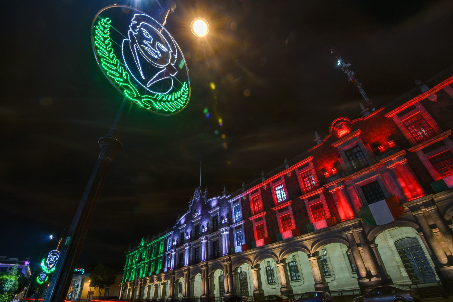 Edificios como Palacio de Gobierno tienen luces tricolor como parte de los festejos patrios.
