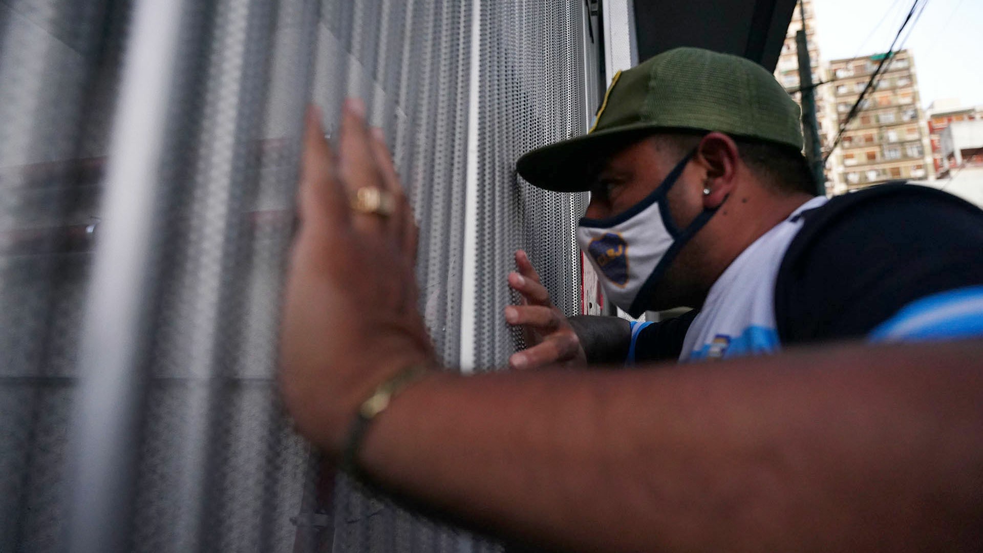 Uno de los aficionados observa preocupado el interior de la Clínica desde la puerta