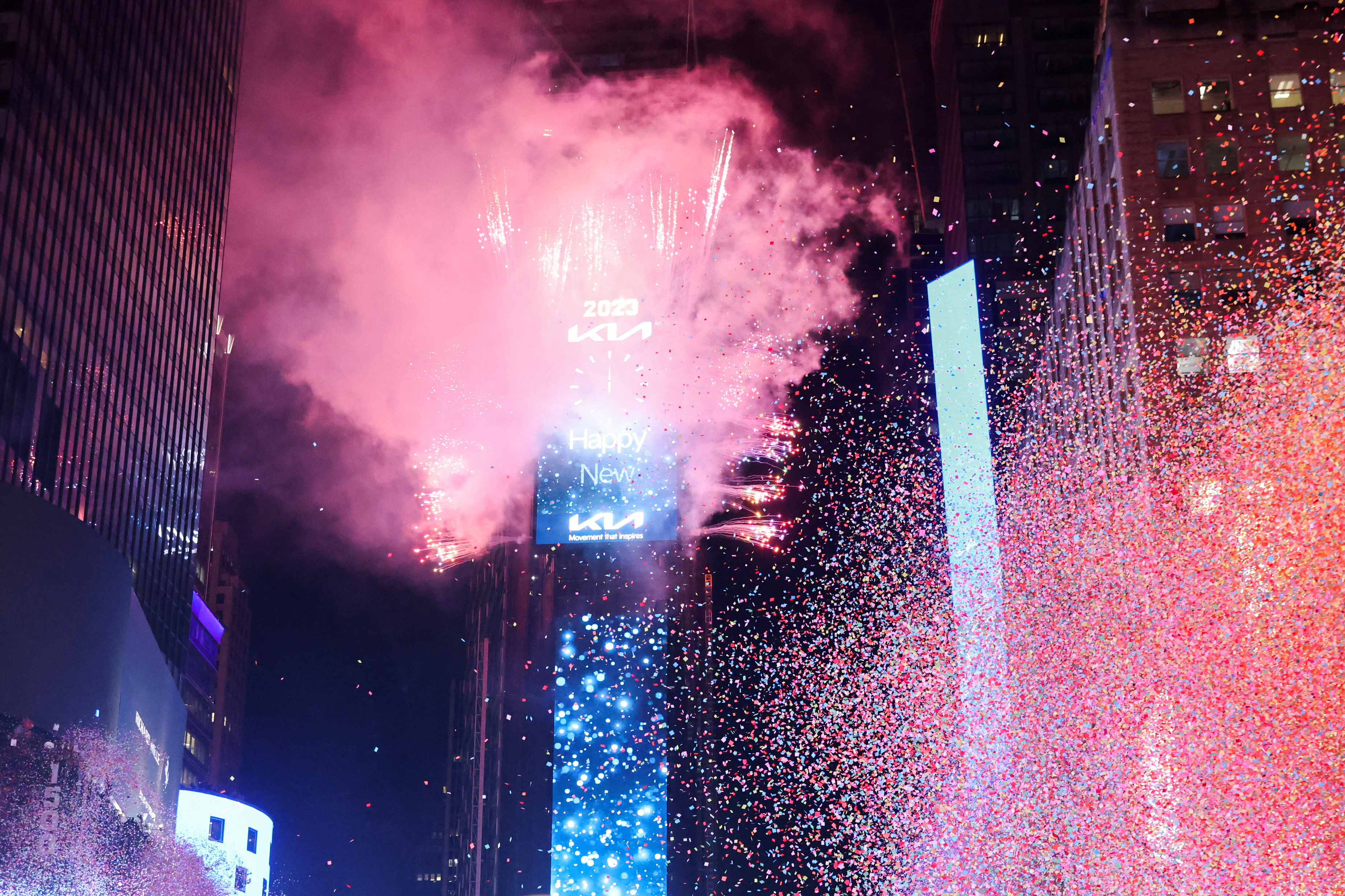 En Nueva York, la multitud desafió una fría lluvia para esperar la famosa caída de la bola en Times Square, una tradición que se remonta a 1907. (REUTERS)