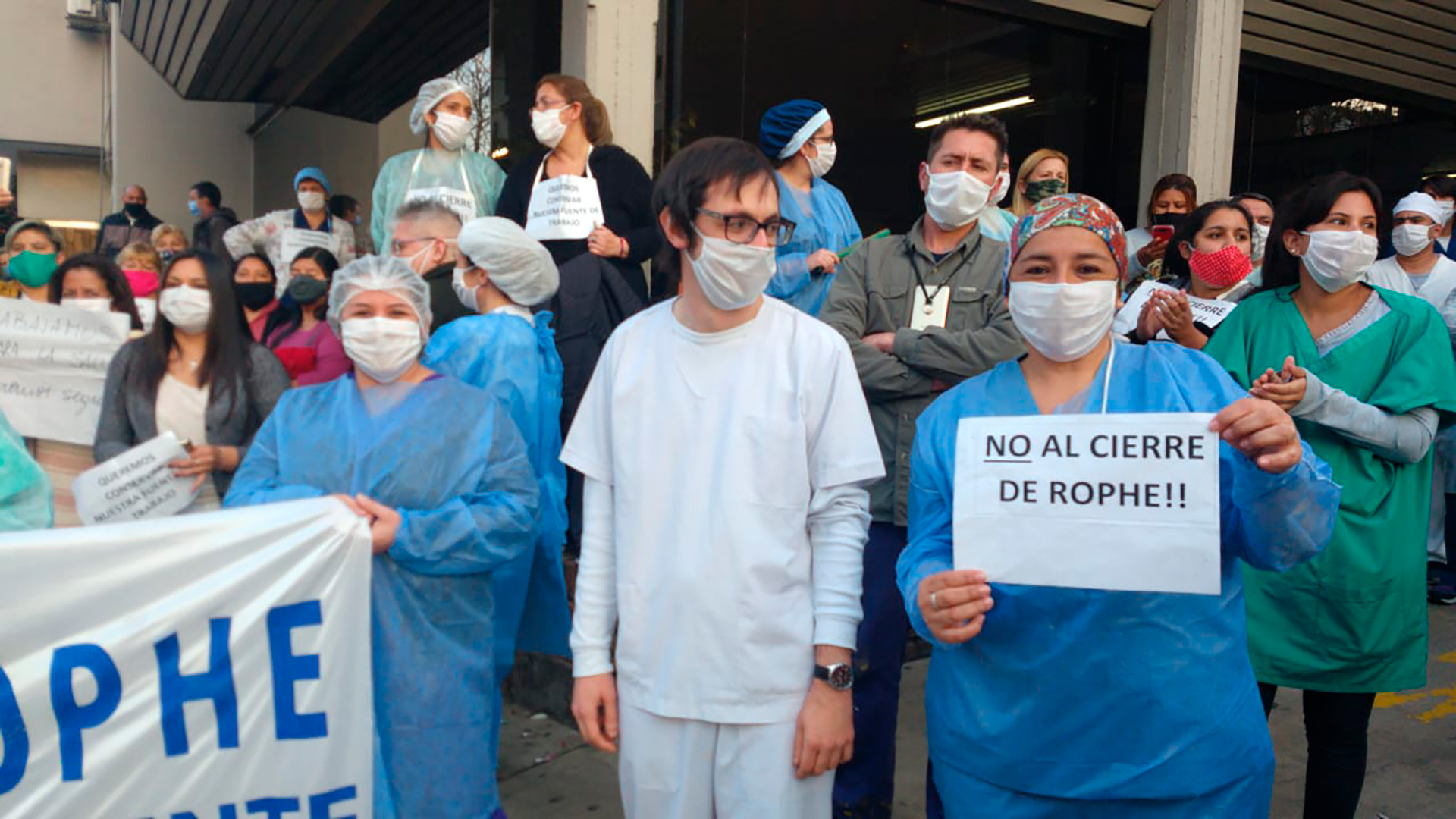 Coronavirus en Argentina: los trabajadores de dos clínicas de Vicente López que fueron clausuradas preventivamente realizan una protesta 