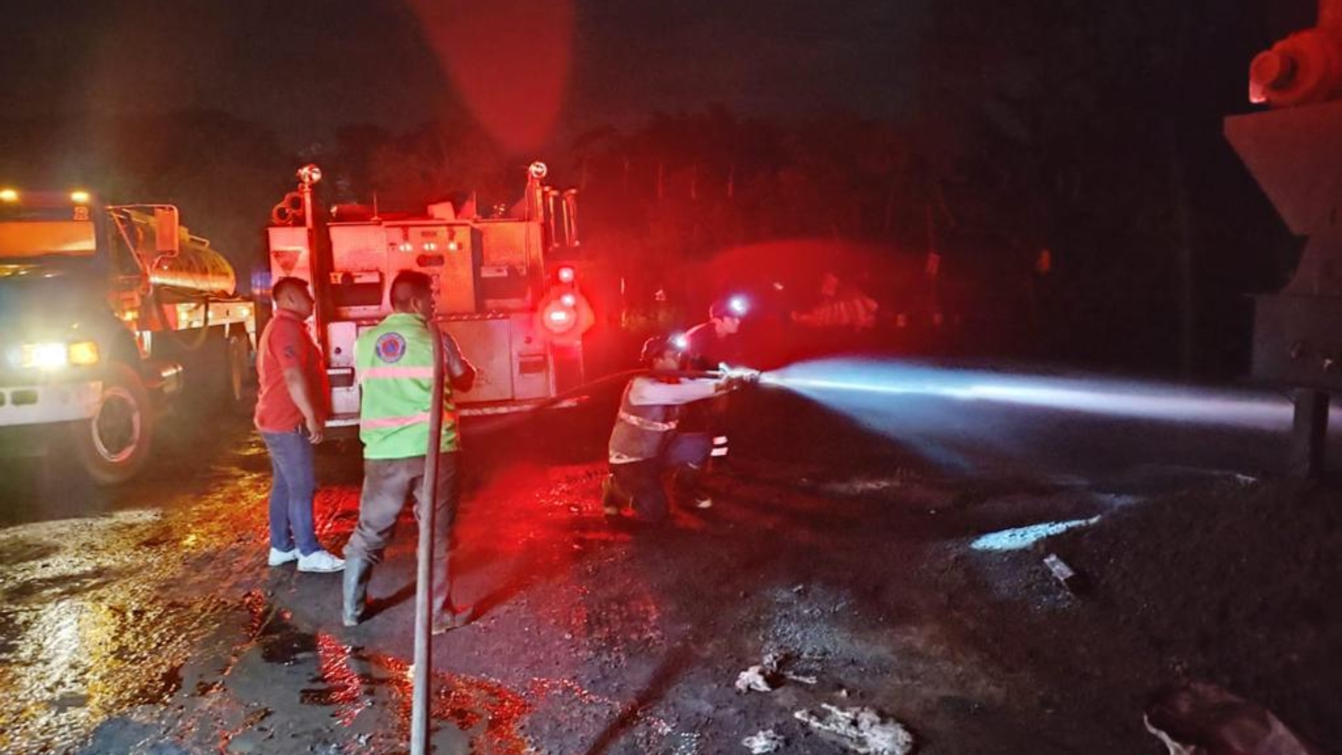 El incendio dañó severamente la maquinaria de la planta. (Foto: Twitter/@PCEstatalVer)