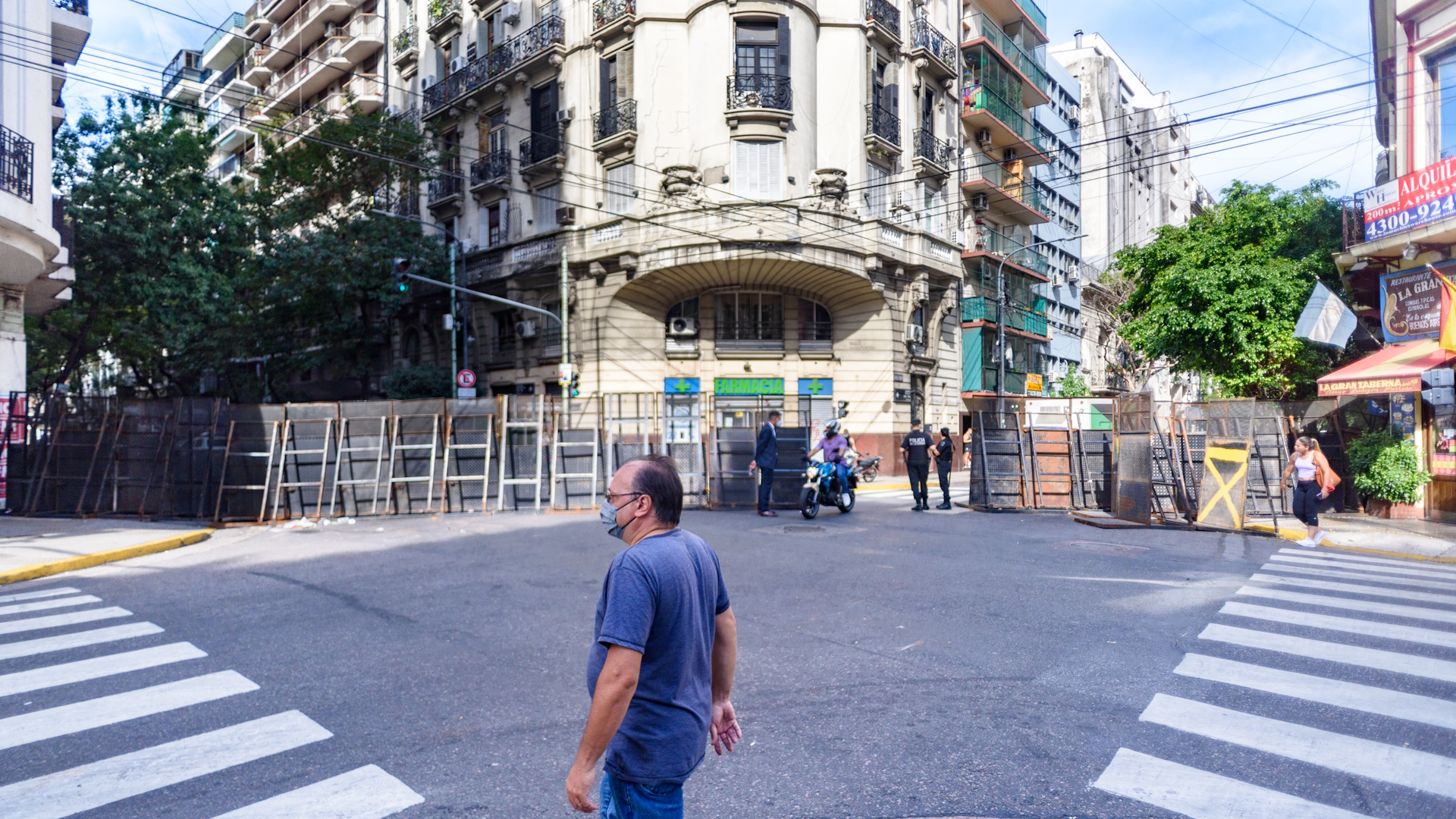 EL vallado instalado por el gobierno porteño en la esquina de la casa de la Vicepresidente Cristina Kirchner