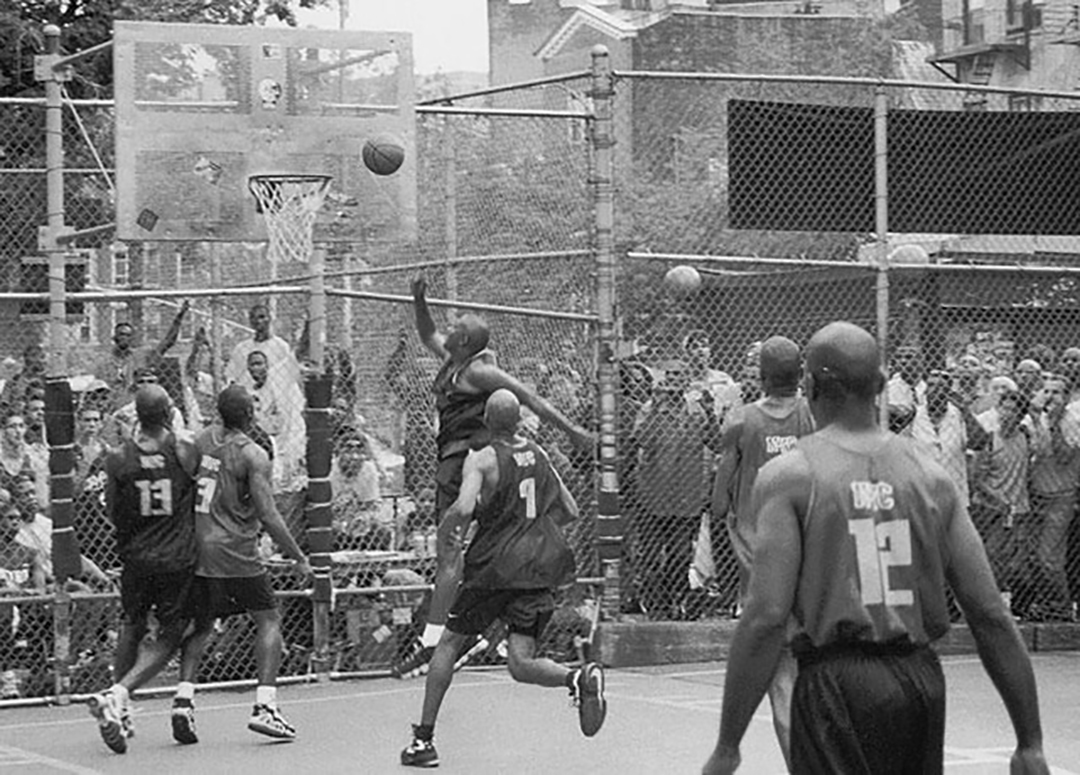 Joe Hamomnd jugando en Rucker Park, el potrero más famoso del mundo, ubicado en la intersección de la calle 155 y la avenida 8 en el barrio de Harlem, Nueva York. 