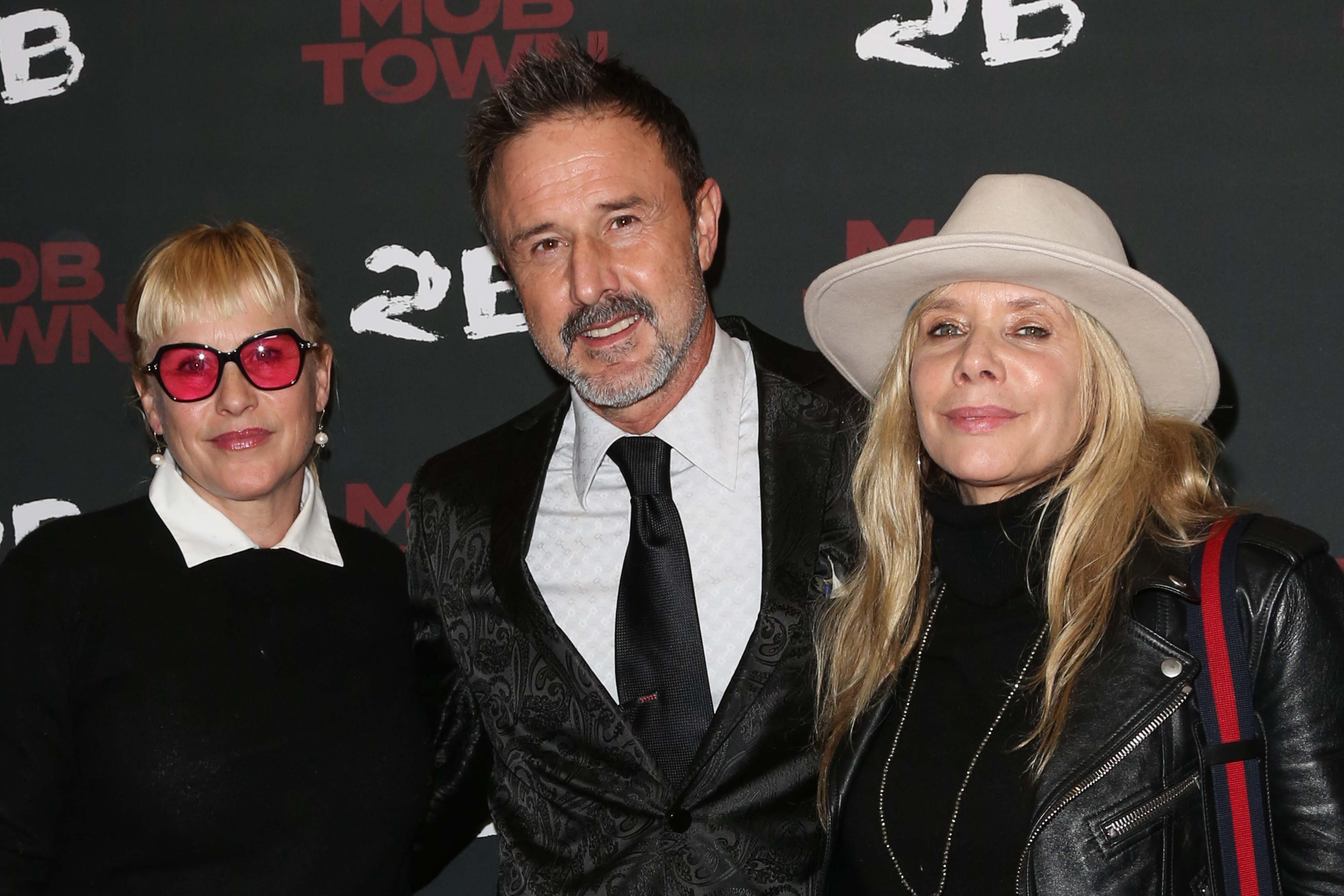 Patricia Arquette, David Arquette y Rosanna Arquette en la premiere de "Mob Town" en 2019 (Photo by Paul Archuleta/Getty Images)
