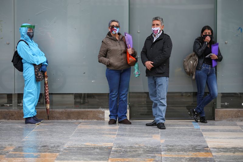 Foto de archivo. Personas con máscaras faciales se alinean fuera de un banco durante la cuarentena ordenada por el gobierno para reducir los índices de contagio de COVID-19), en Bogotá, Colombia, 27 de julio, 2020. REUTERS/Luisa González