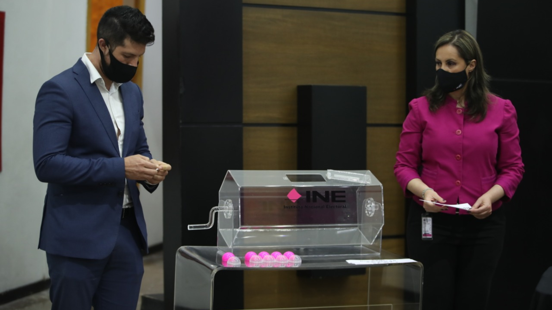 López Obrador celebró el hecho de que el INE haya bajado el presupuesto para llevarla a cabo (Foto: INE)