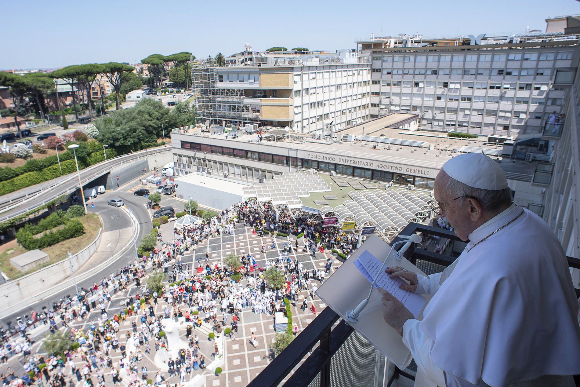 El papa durante el Angelus desde el balcón del hospital (Vatican Media via REUTERS)