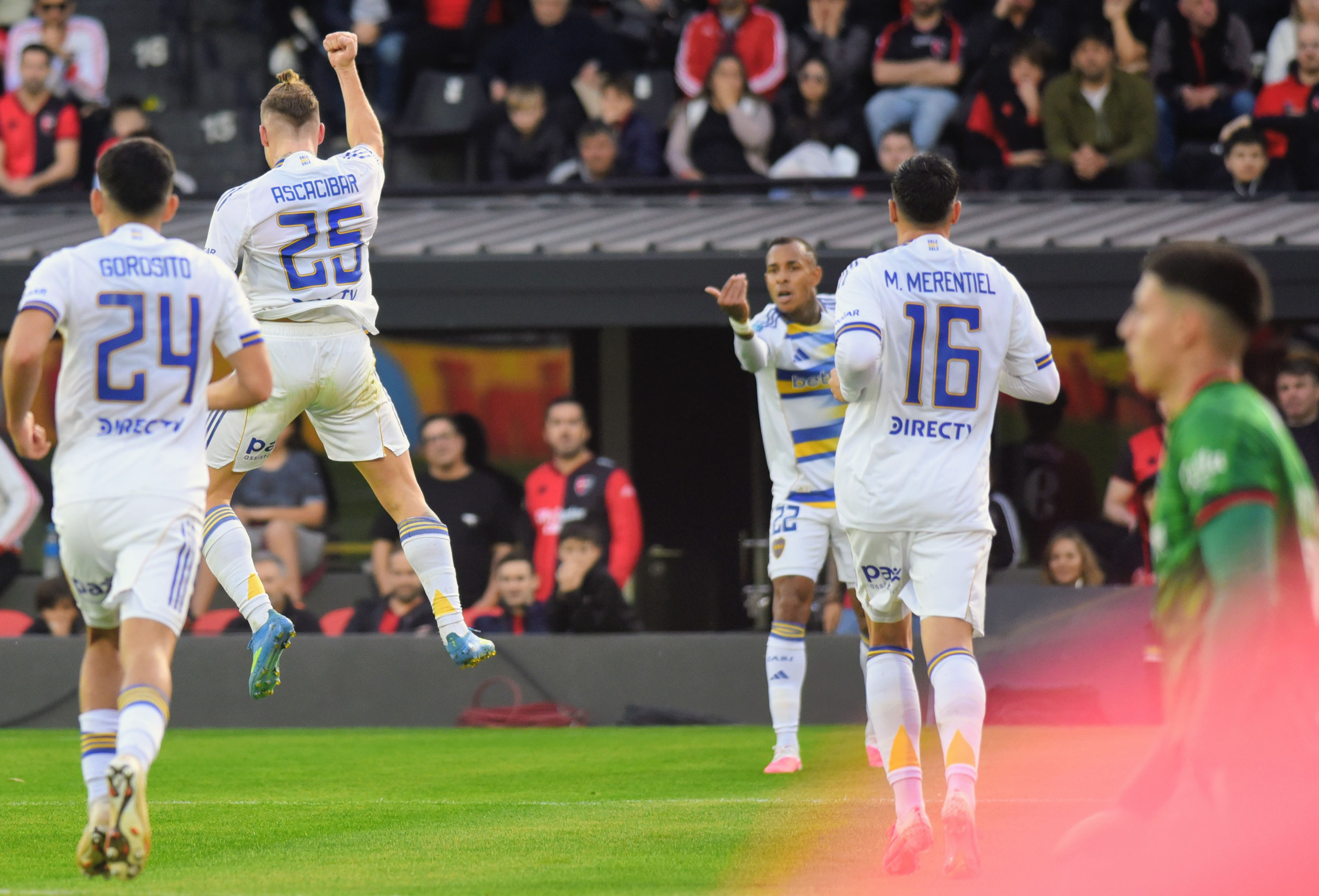 Centro preciso de Villa y cabezazo perfecto de Ascac&iacute;bar: el gol con el que Boca se puso en ventaja ante Newell's en Rosario