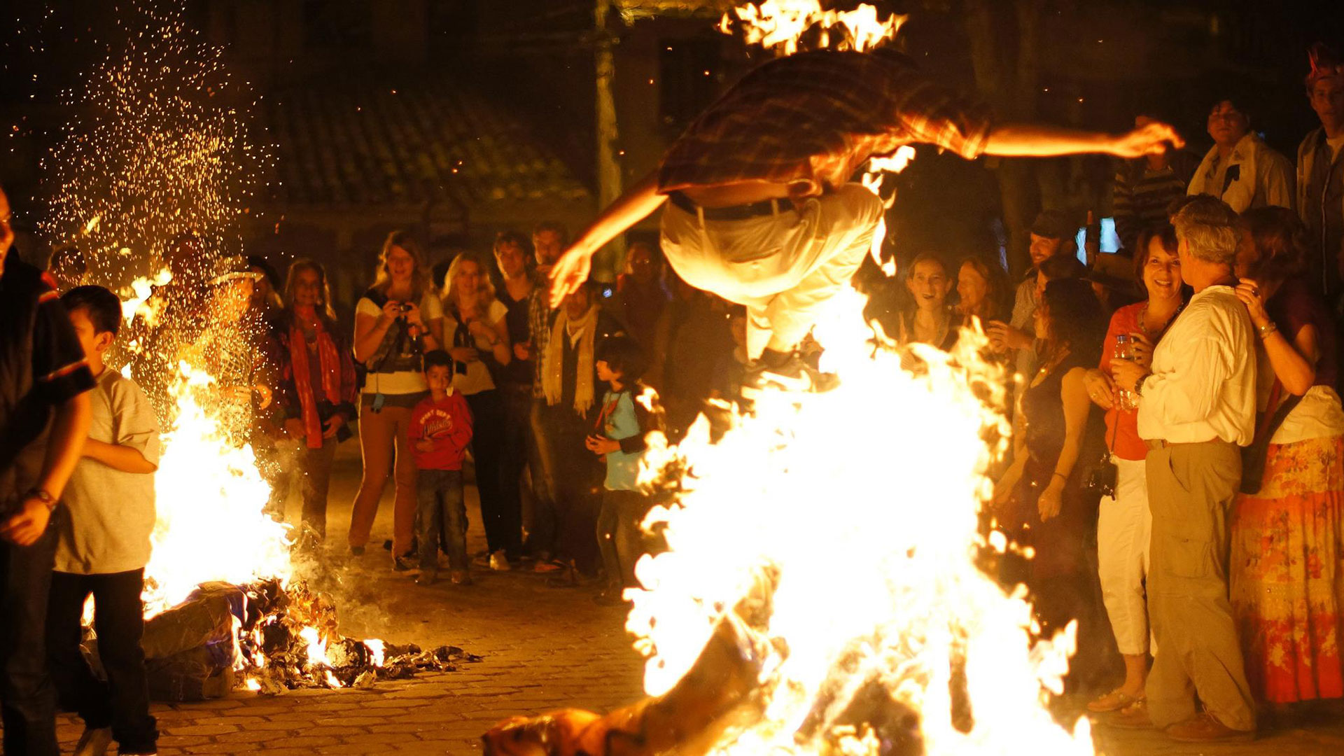 Saltar el monigote en llamas es parte de las tradiciones de la celebración del Año Viejo en Ecuador.