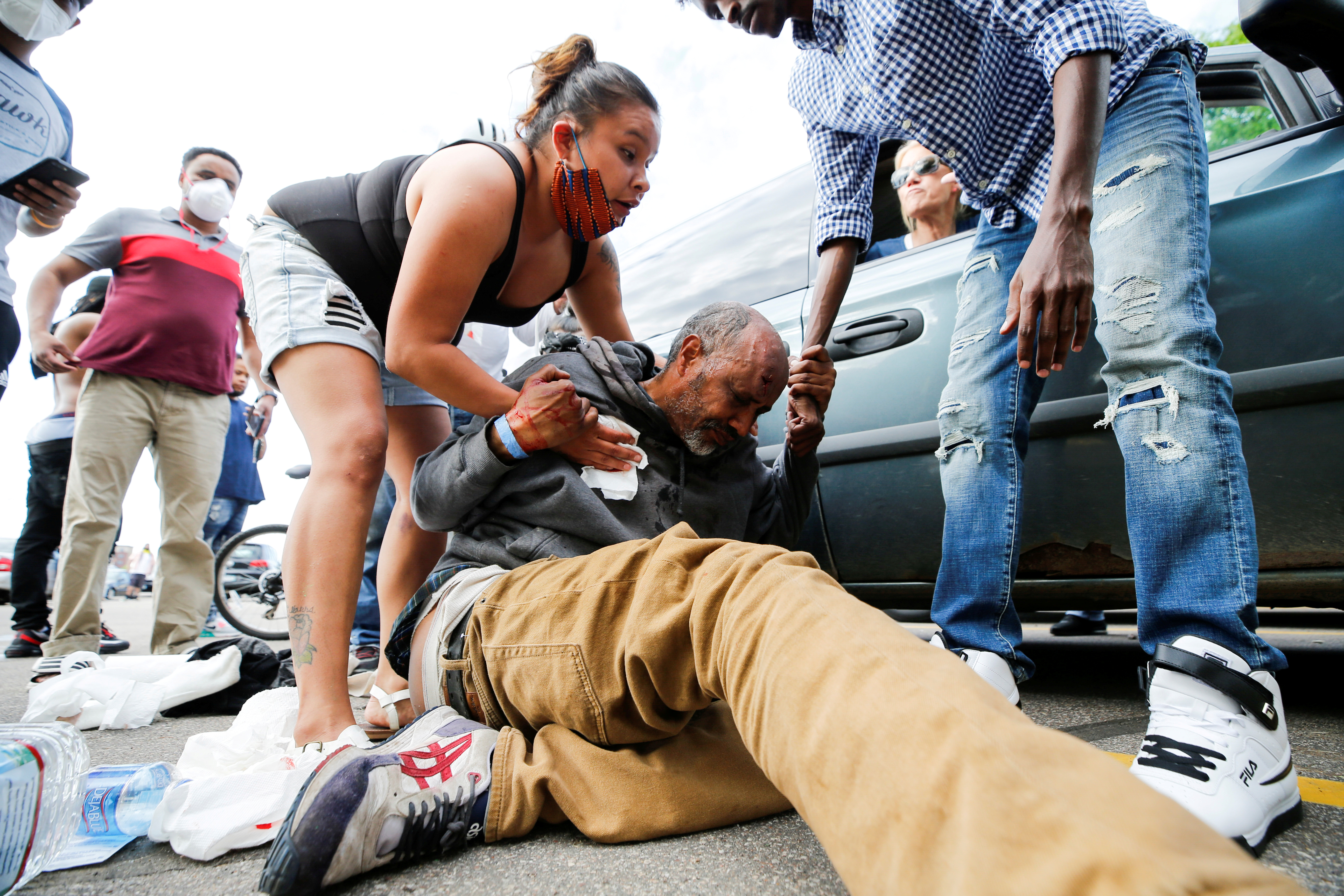 Un hombre es herido después de ser golpeado en la cabeza por un objeto en una protesta cerca del tercer recinto policial de Minneapolis (REUTERS/Eric Miller)