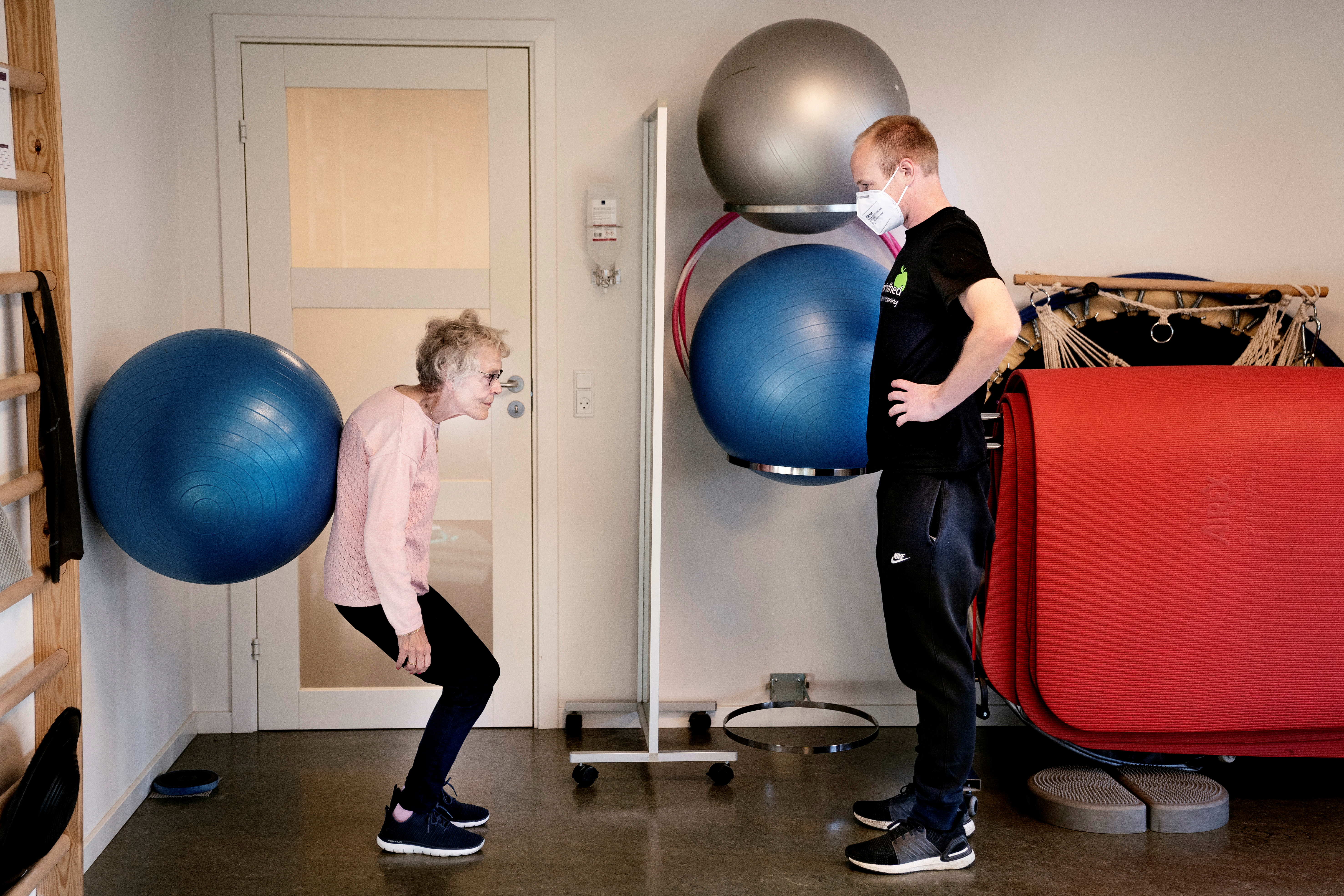El fisioterapeuta Mads Jessen atiende a una en Hvidovre, Dinamarca, el 20 de abril de 2020. (Ritzau Scanpix/Liselotte Sabroe vía REUTERS)