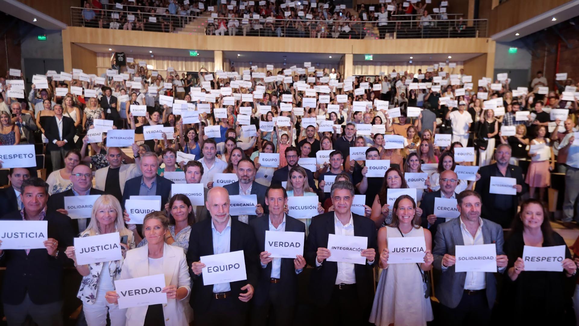 Estuvieron presentes más de 800 personas, entre ellas 100 organizaciones de la sociedad civil, referentes sociales, comunidades de la fe, académicos y empresarios. 