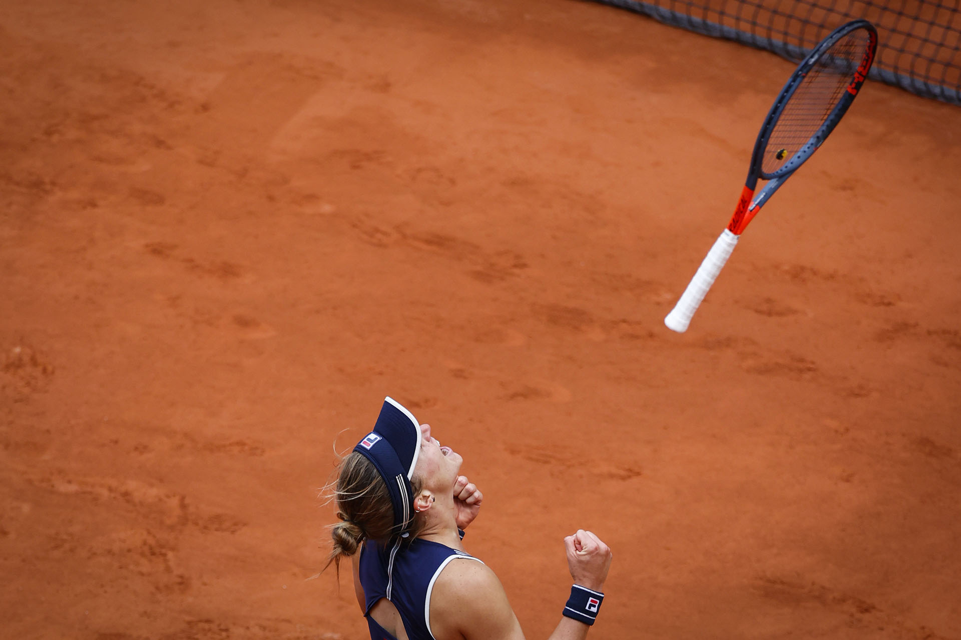 Podoroska dejó volar su raqueta para celebrar el pase a las semifinales (Photo by Thomas SAMSON / AFP)
