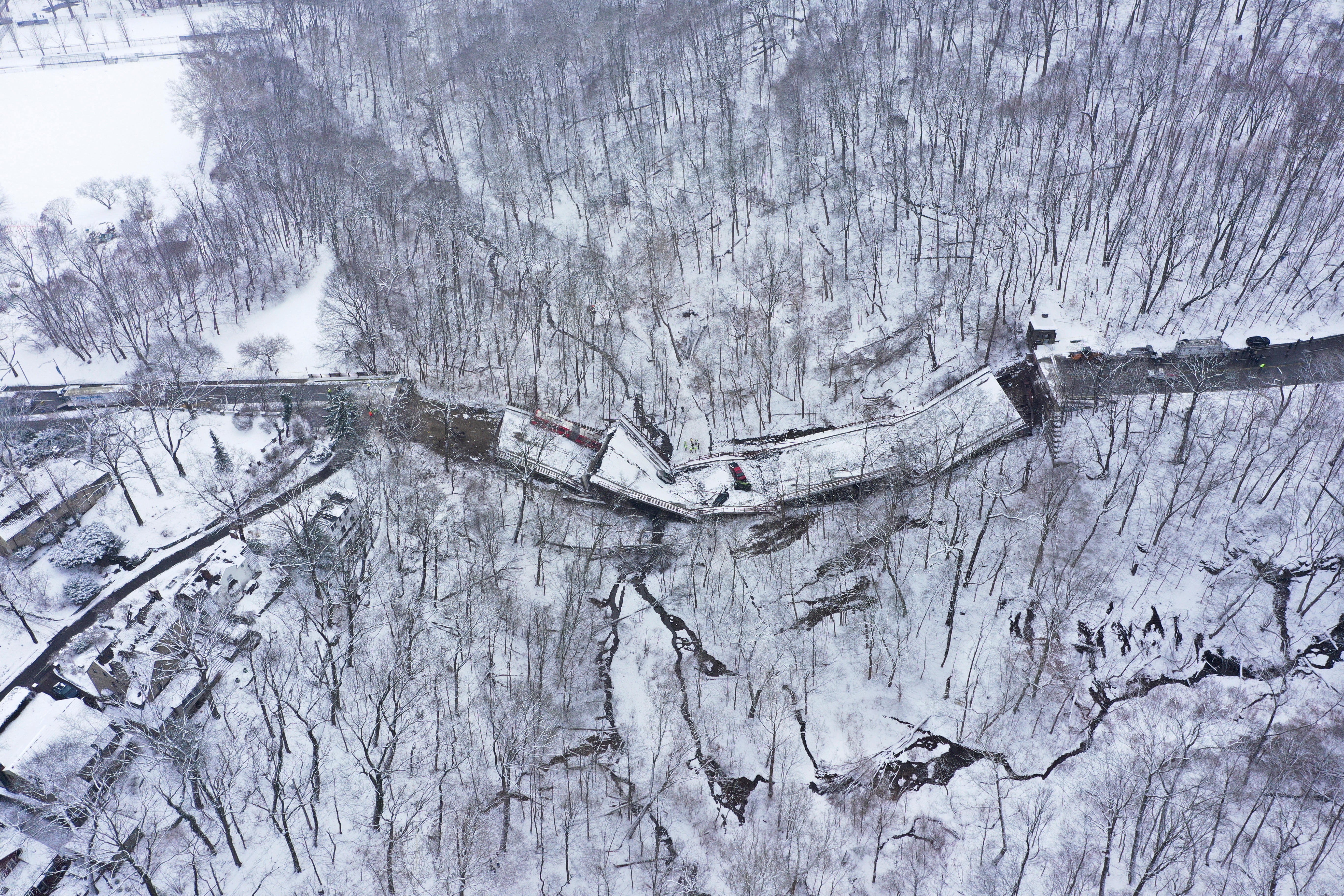 Imagen tomada con un drone del derrumbe del puente Fern Hollow en Pittsburgh, Estados Unidos, el 28 de enero de 2022 (REUTERS)