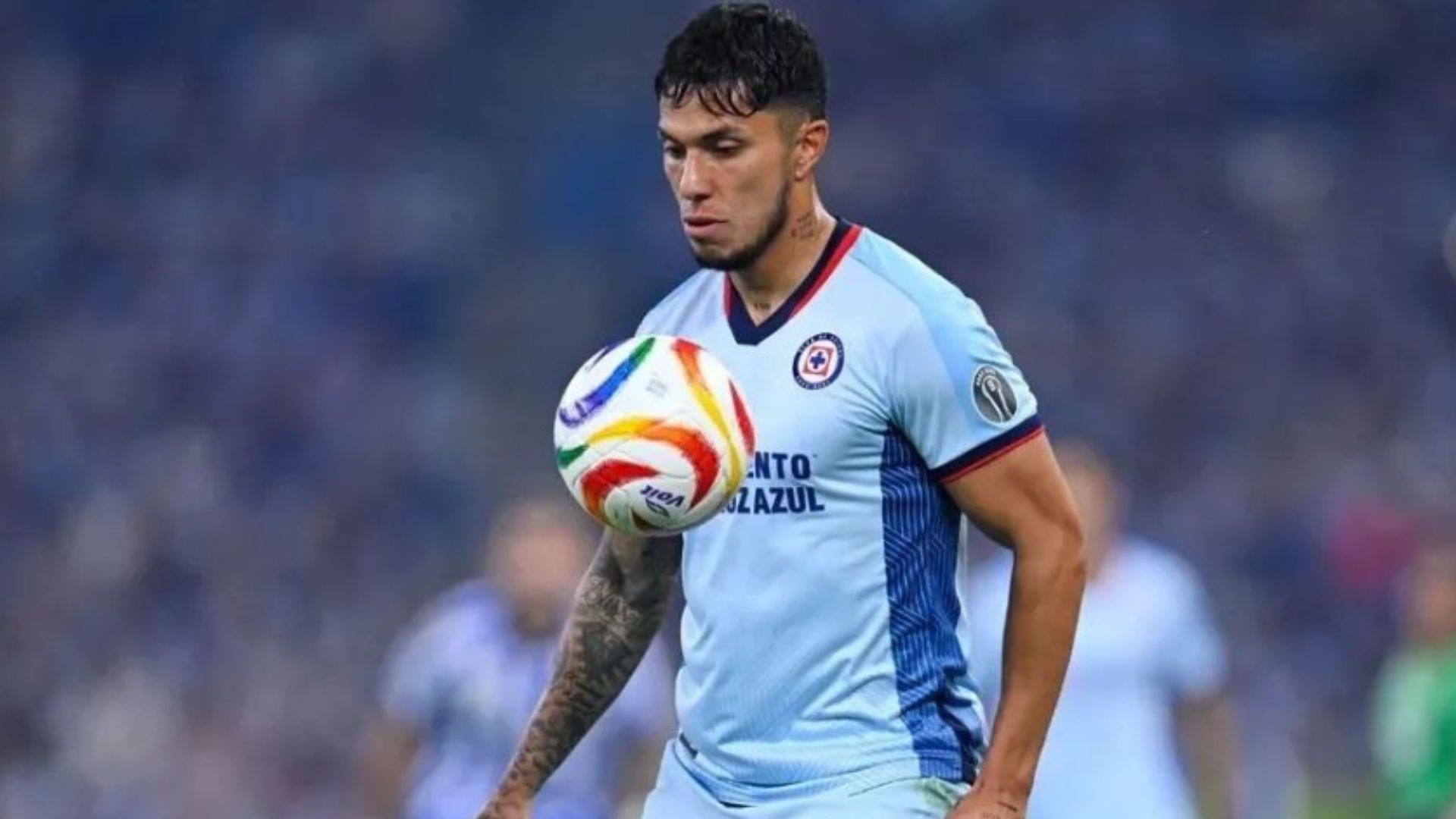 Carlos Salcedo continuaría su carrera en la Liga Mx tras salida de Cruz  Azul - Infobae