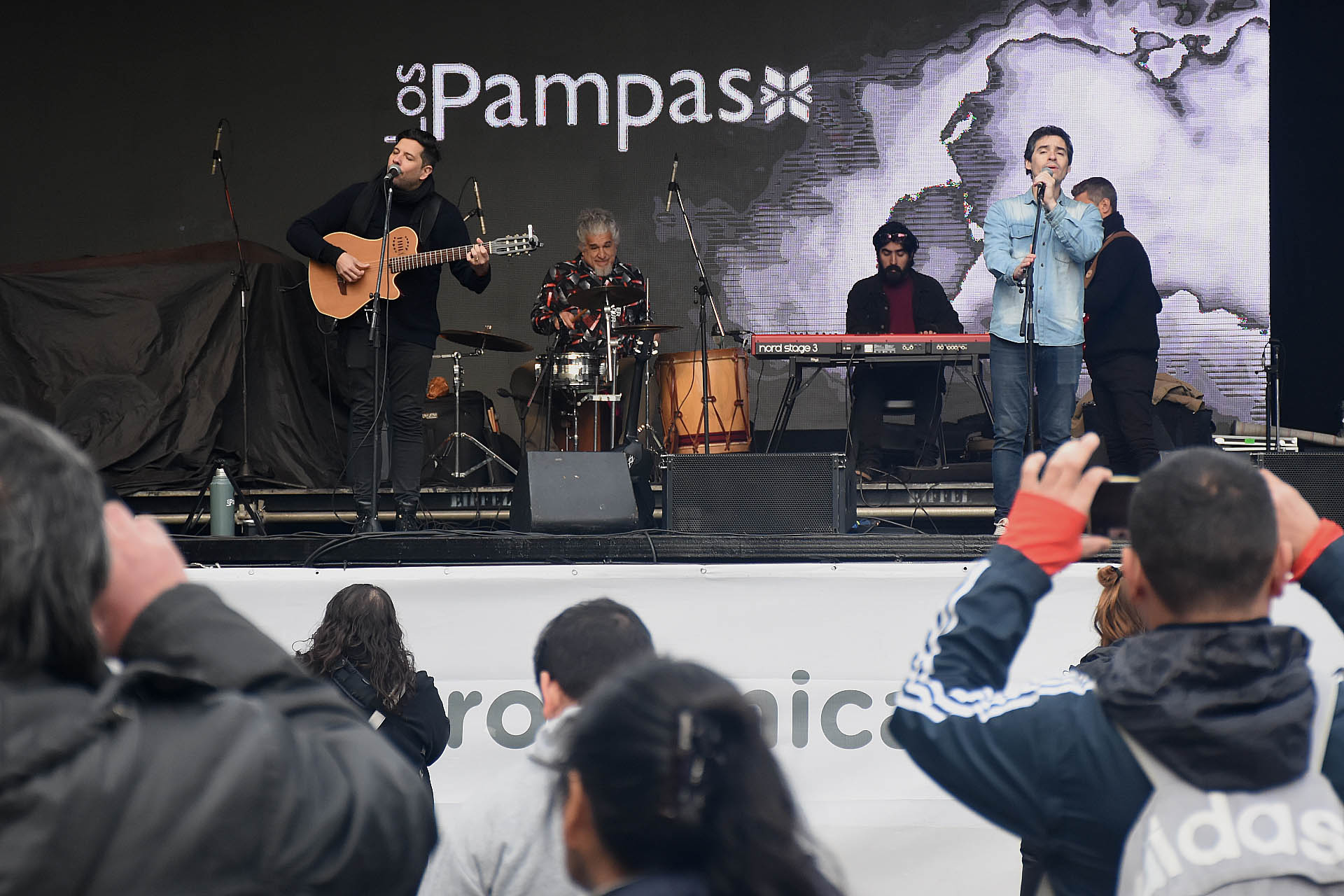 Para amenizar la jornada, se realizaron shows musicales en un escenario ubicado en la Avenida 9 de Julio y Rivadavia (Nicolás Stulberg)