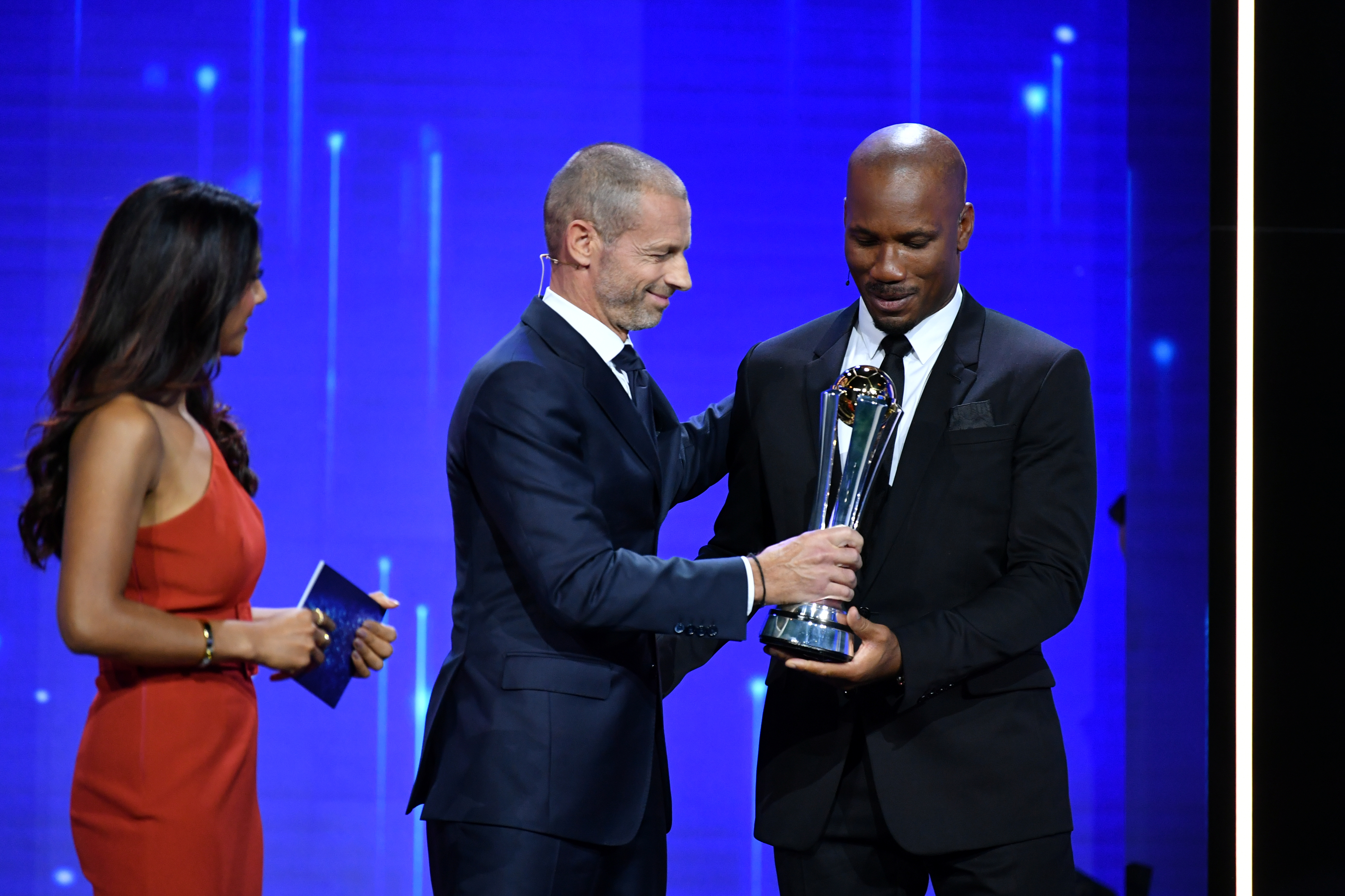 Aleksander Ceferin, presidente de la UEFA, entregó un premio especial a Didier Drogba (REUTERS)