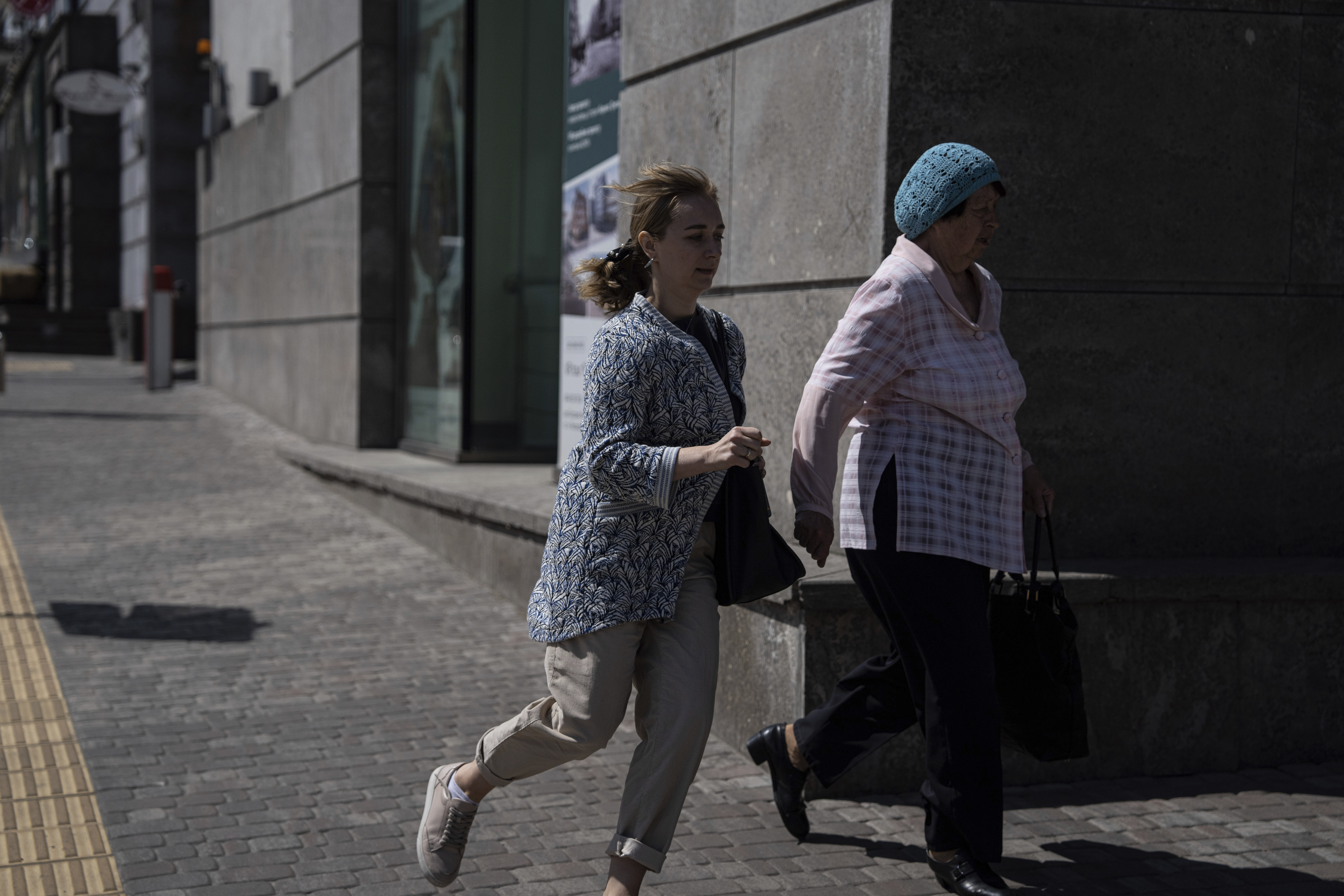 Gente corriendo para cobijarse durante un ataque ruso de cohetes en Kiev, Ucrania, el lunes 29 de mayo de 2023. (AP Foto/Evgeniy Maloletka)