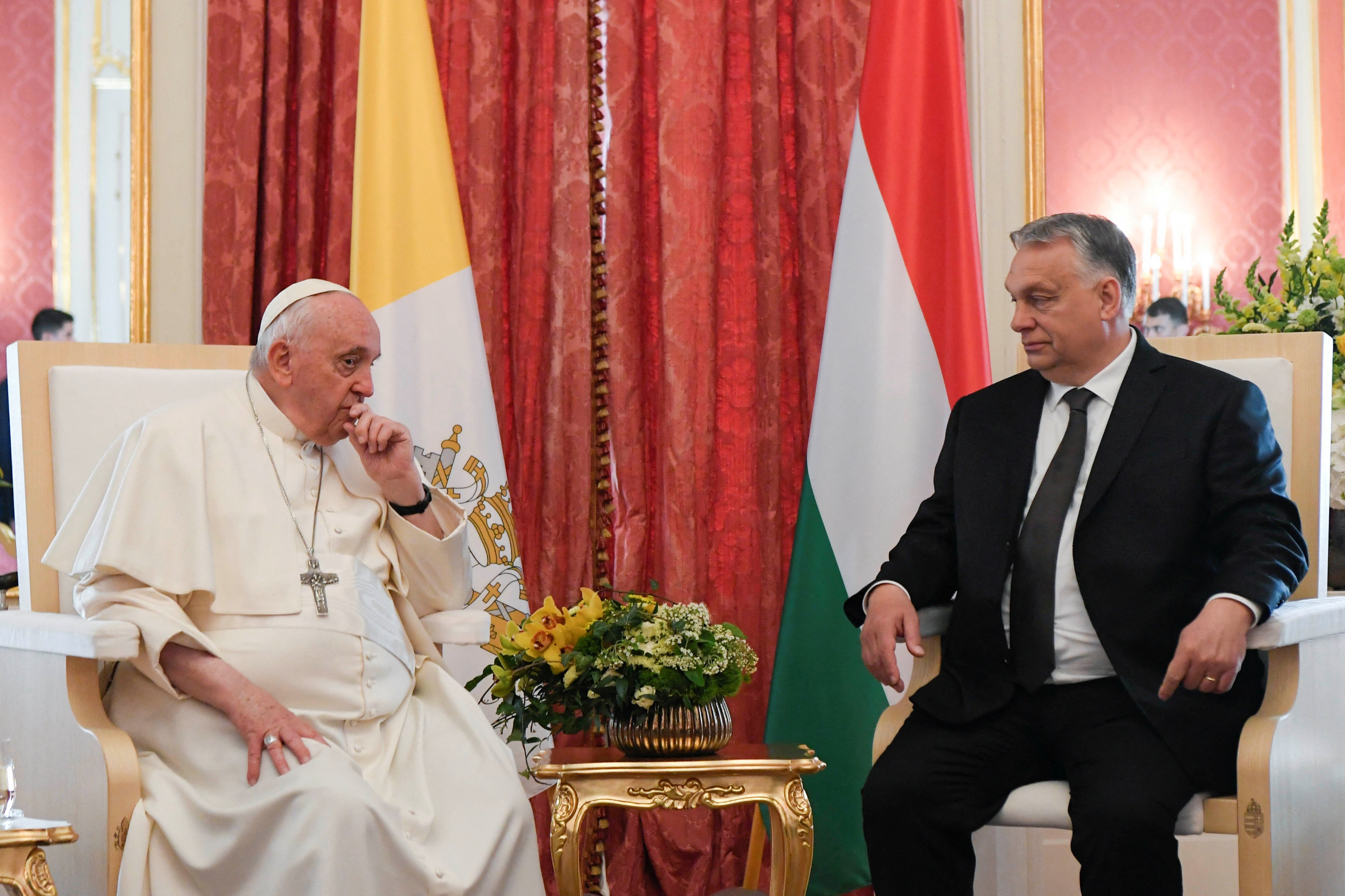 El papa Francisco se reúne con el primer ministro de Hungría, Victor Orban, durante su viaje apostólico, en el Palacio Sandor en Budapest, Hungría, 28 de abril de 2023. Vatican Media/Handout via REUTERS