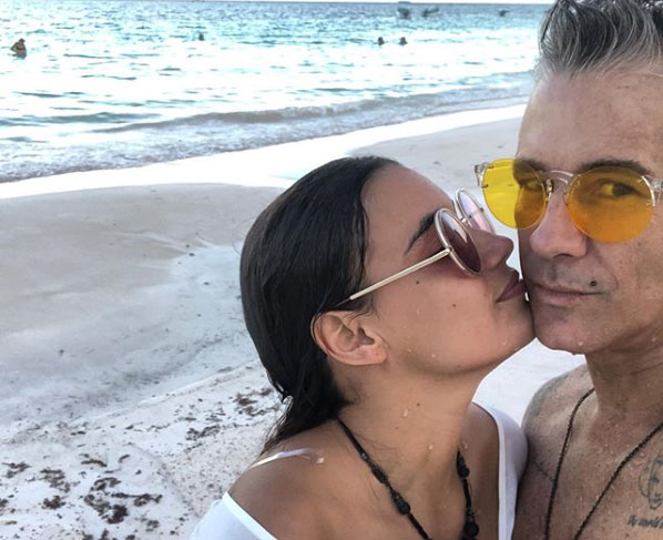 Fernando Carrillo junto con su esposa María Gabriela Rodríguez en la playa (Instagram: @ferrcarrillo)