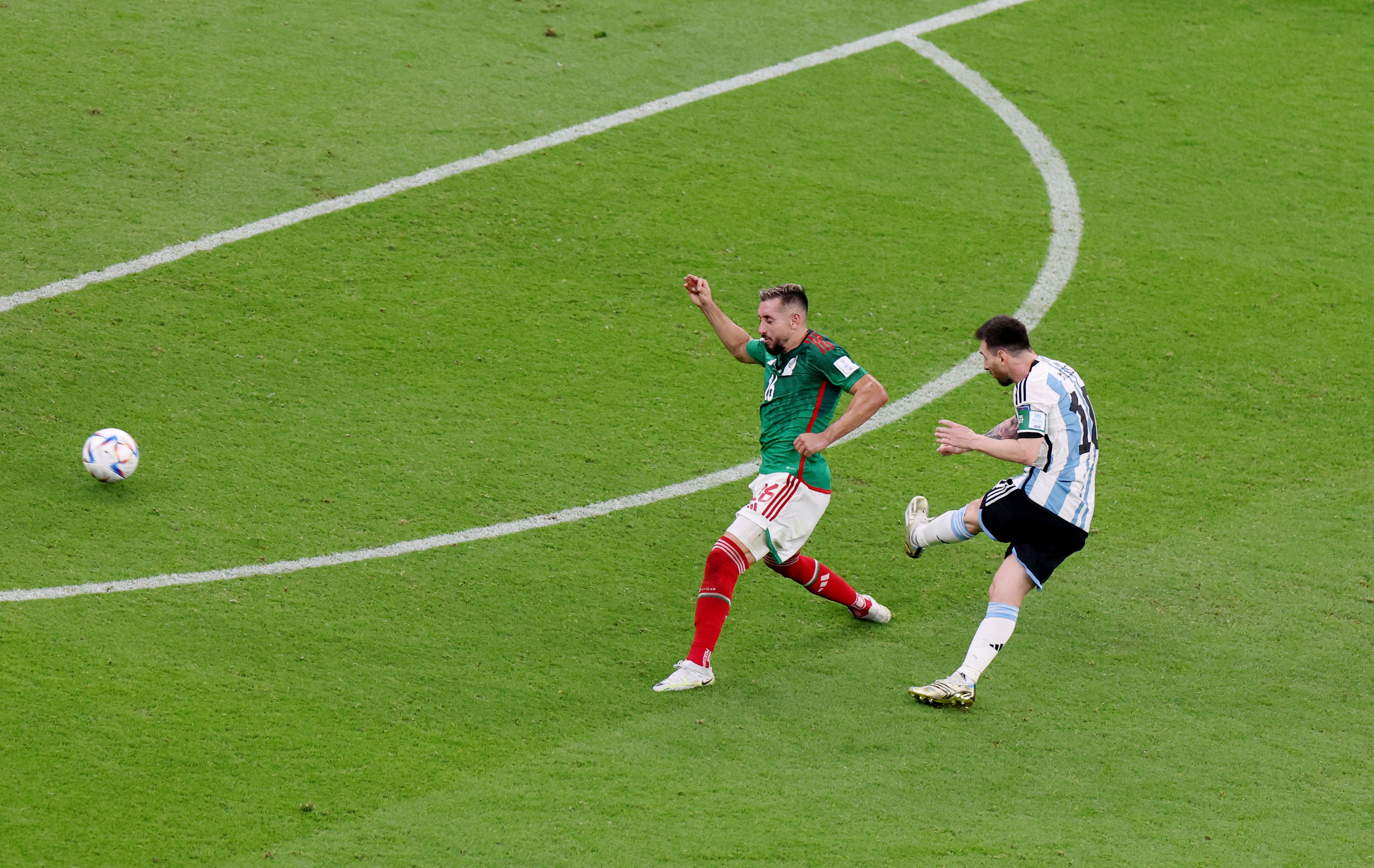 Messi recibió un pase de Di María y disparó al arco (Reuters/Molly Darlington)