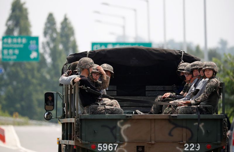 Soldados surcoreanos viajan cerca de la zona desmilitarizada (DMZ) que separa las dos Coreas, en Paju, Corea del Sur (REUTERS/Kim Hong-ji)