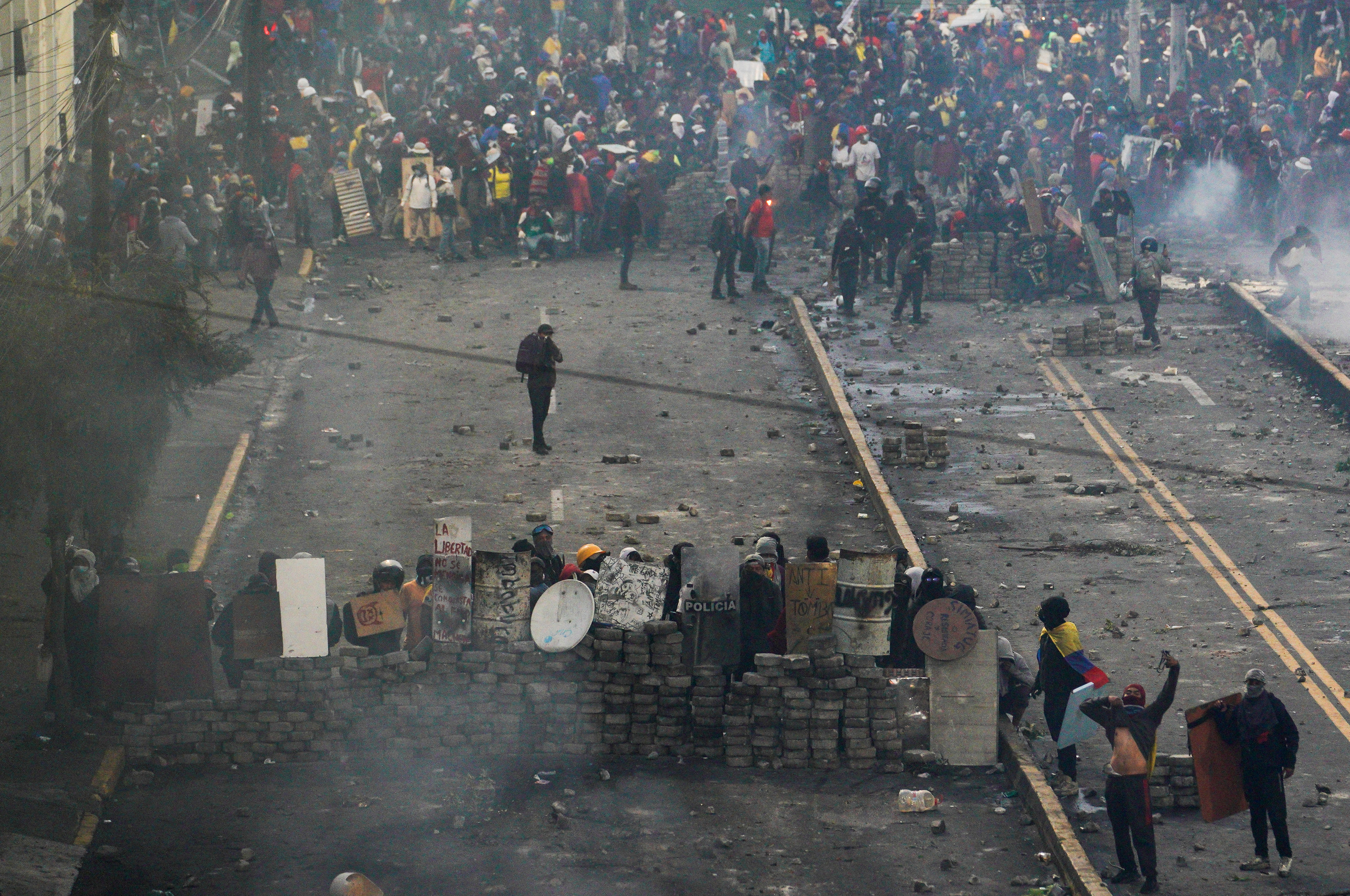 Manifestantes detrás de una barricada durante la protesta (REUTERS/Santiago Arcos)