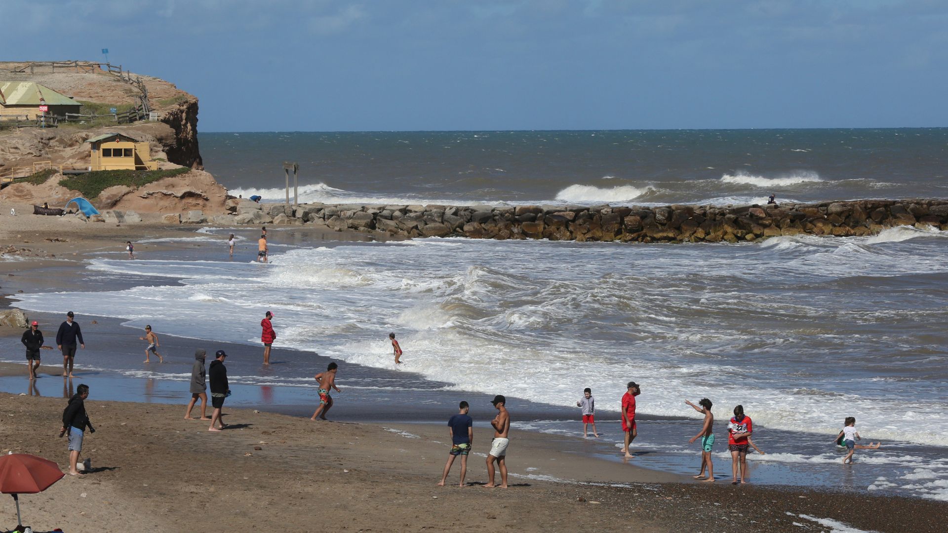 Existen alternativas de playas de fácil acceso, otras perfectas para familias con niños pequeños e incluso para amantes del surf (Créditos: Turismo Mar del Plata)
