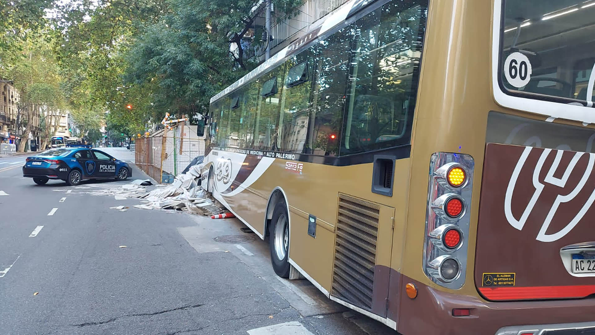 Aunque la pila de baldosas estaba debidamente señalizada, el chofer se estrelló contra ella. Los pasajeros dijeron que se quedó dormido