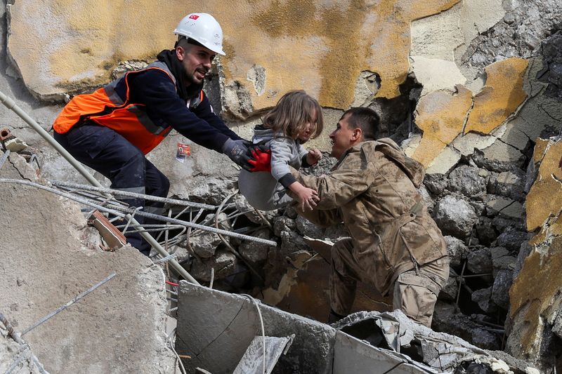 Rescatistas sacan a Muhammet Ruzgar, de 5 años, del lugar donde se encuentra un edificio dañado tras un terremoto en Hatay, Turquía