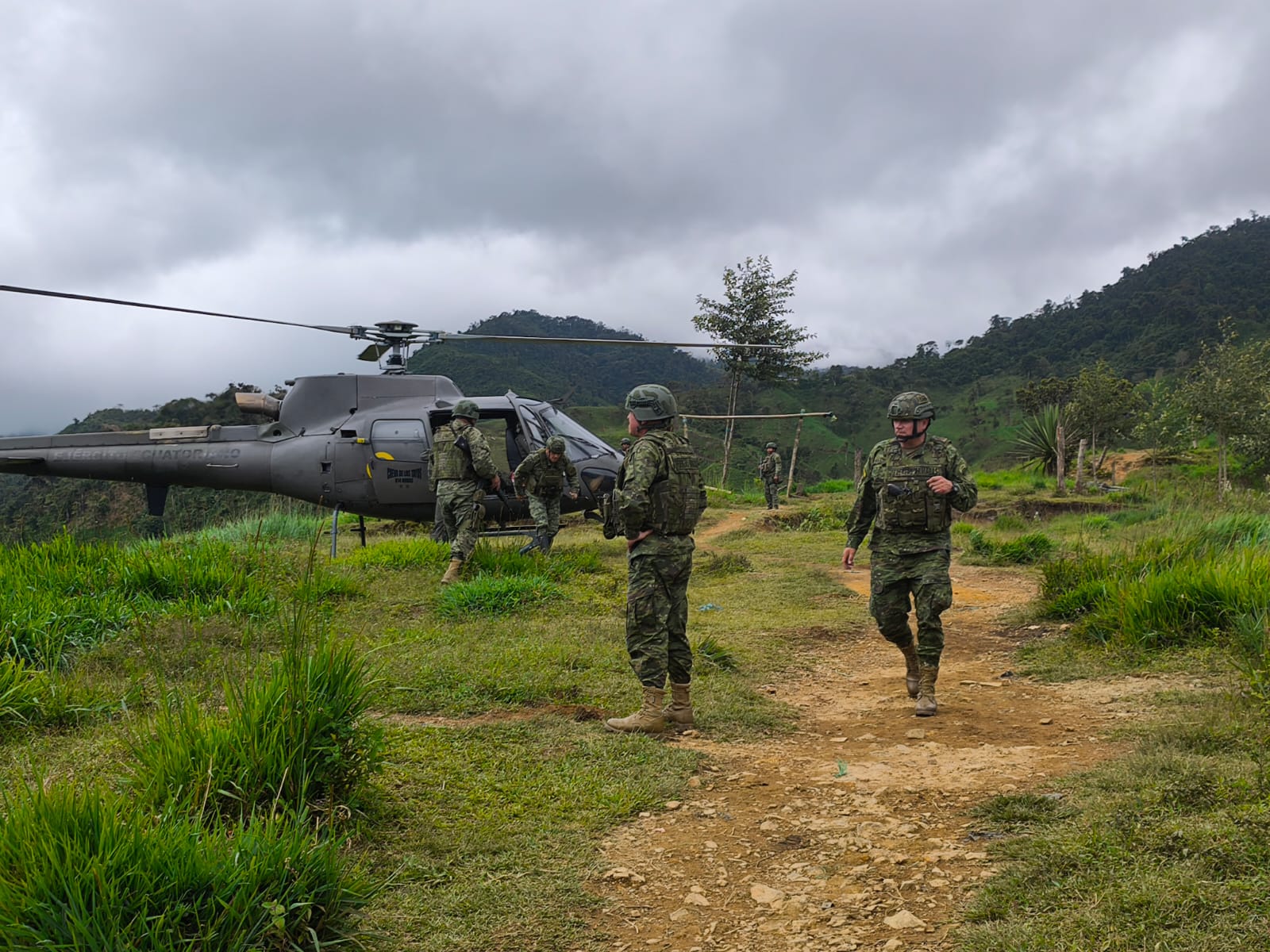 India evacua a miles de personas ante la inminente llegada del ciclón Montha  