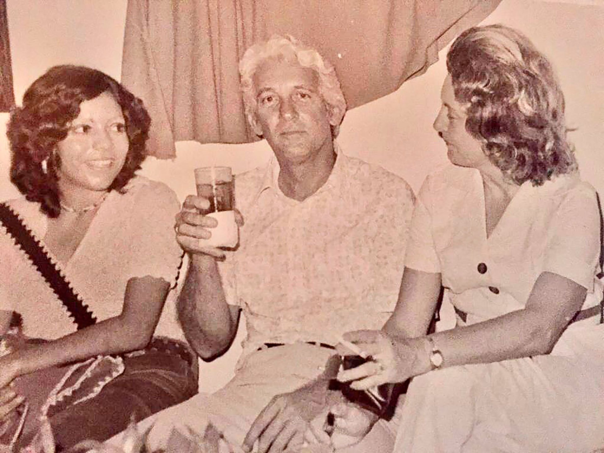 En una fotografia de principios de los años 70, de izquierda a derecha, Rosario Murillo y el matrimonio de Carlos Holmann y Ana María Chamorro, cuando la primera trabajaba en La Prensa. (Foto cortesía)