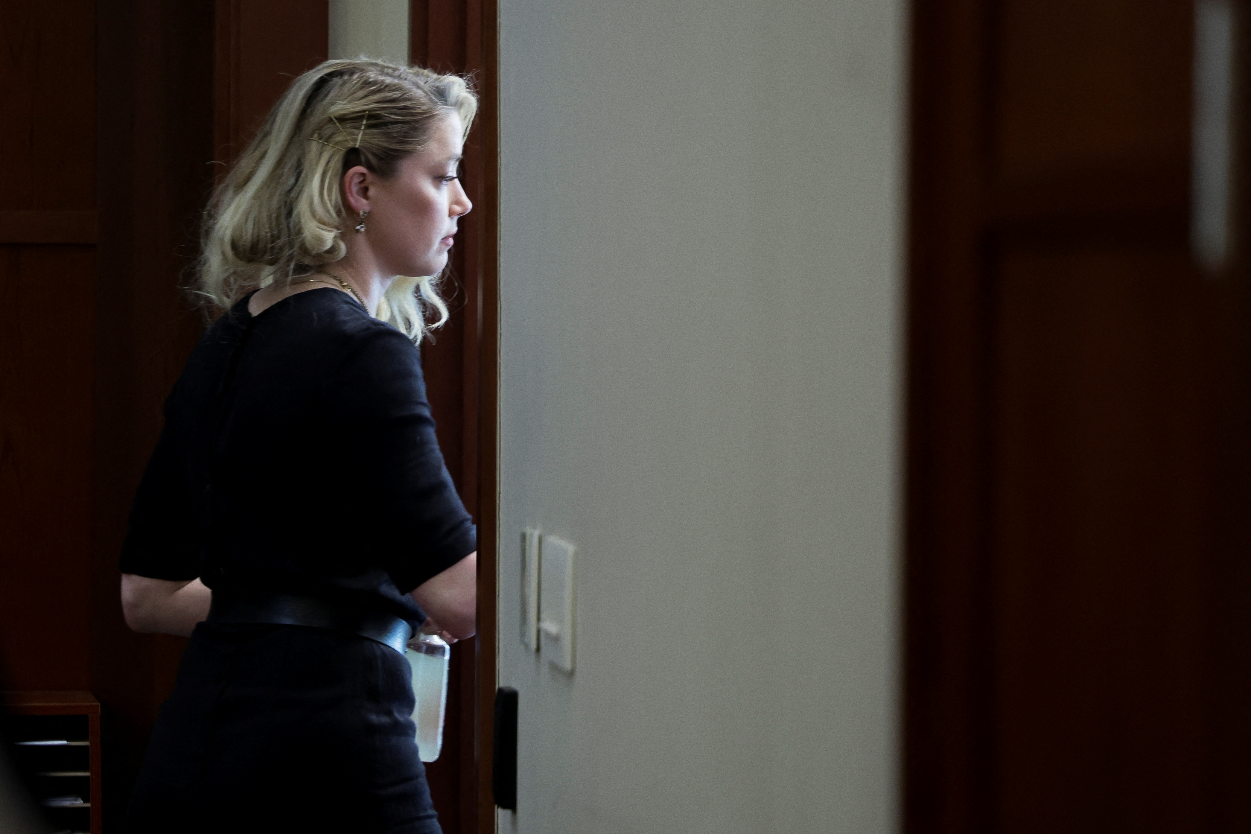 Amber Heard abandona la corte después de escuchar el veredicto (Reuters)