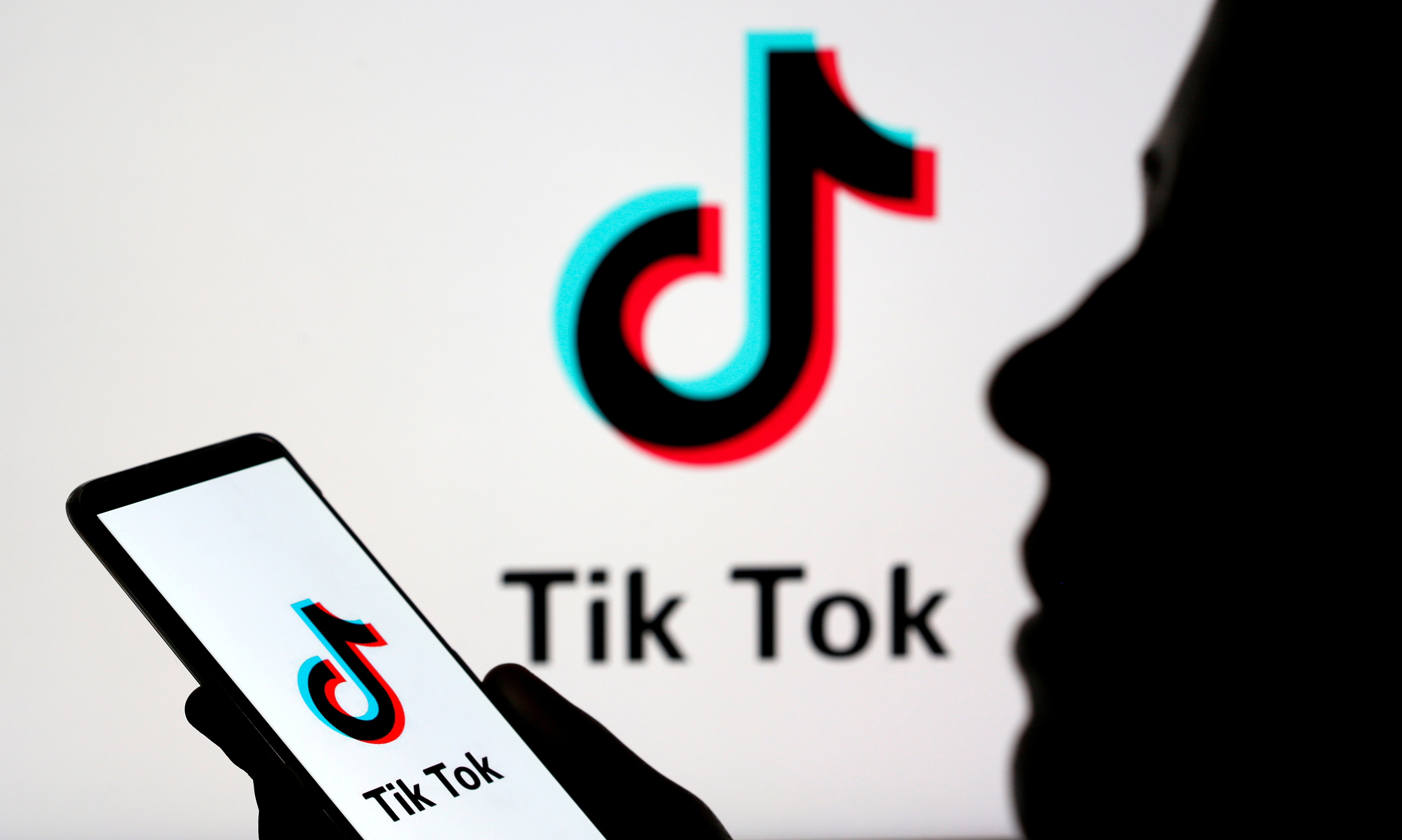 Una persona con un smartphone y el logo de Tik Tok (REUTERS/Dado Ruvic/Illustration/archivo)