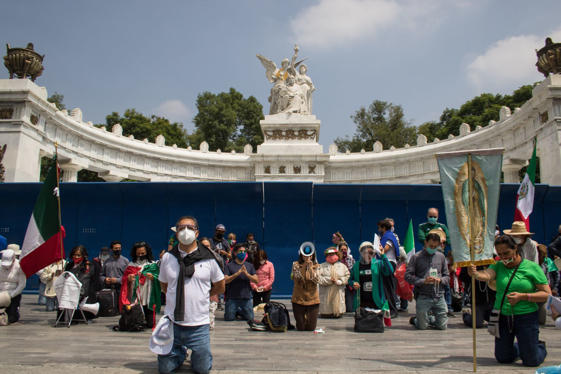 CIUDAD DE MÉXICO, 20SEPTIEMBRE2020.- Integrantes del Frente Nacional Anti-AMLO provenientes de diferentes estados de la República continúan con su plantón sobre avenida Juárez para exigir la renuncia del Jefe del Ejecutivo, al mediodía un caravana en auto de simpatizantes de este movimiento llegaron en apoyo por avenida Reforma, lo que aprovecharon para extender el plantón con casas de campaña en la glorieta en donde cruzan avenida Reforma, Juárez y Balderas. FOTO: MOISÉS PABLO/CUARTOSCURO.COM