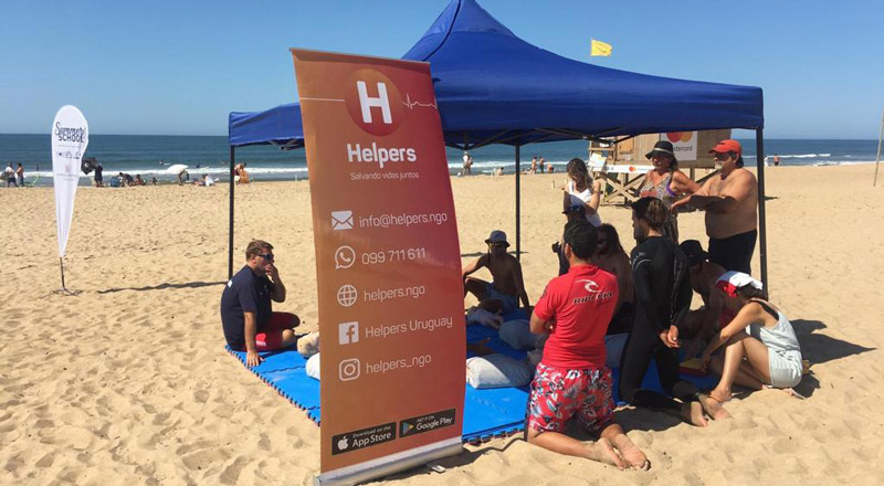 Una capacitación en la playa: la red busca sumar voluntarios y usuarios de la aplicación. (Imagen: gentileza Helpers)
