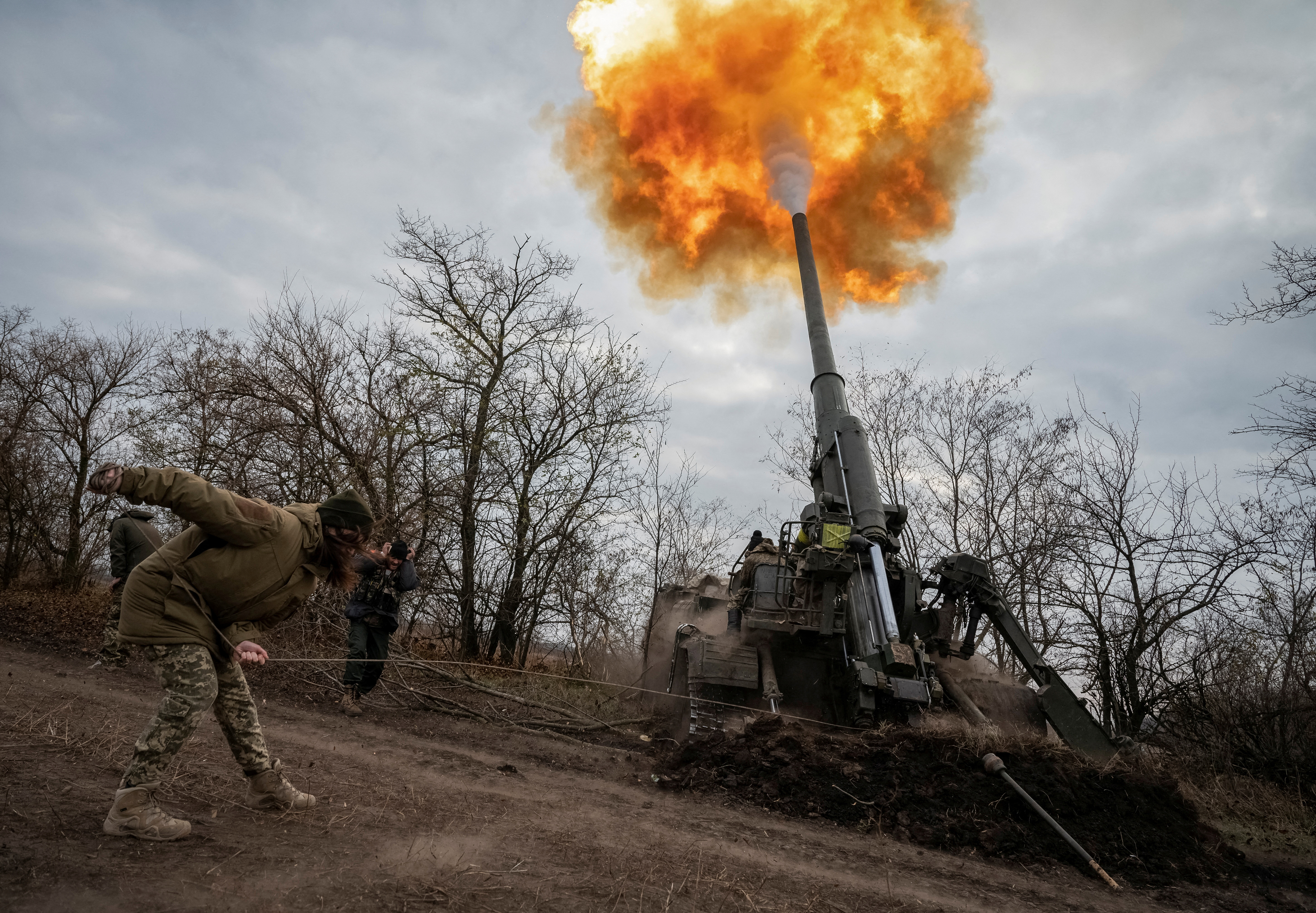 Un militar ucraniano dispara un cañón autopropulsado 2S7 Pion contra una posición, mientras continúa el ataque de Rusia a Ucrania, en una línea de frente en la región de Kherson, Ucrania el 9 de noviembre de 2022. REUTERS