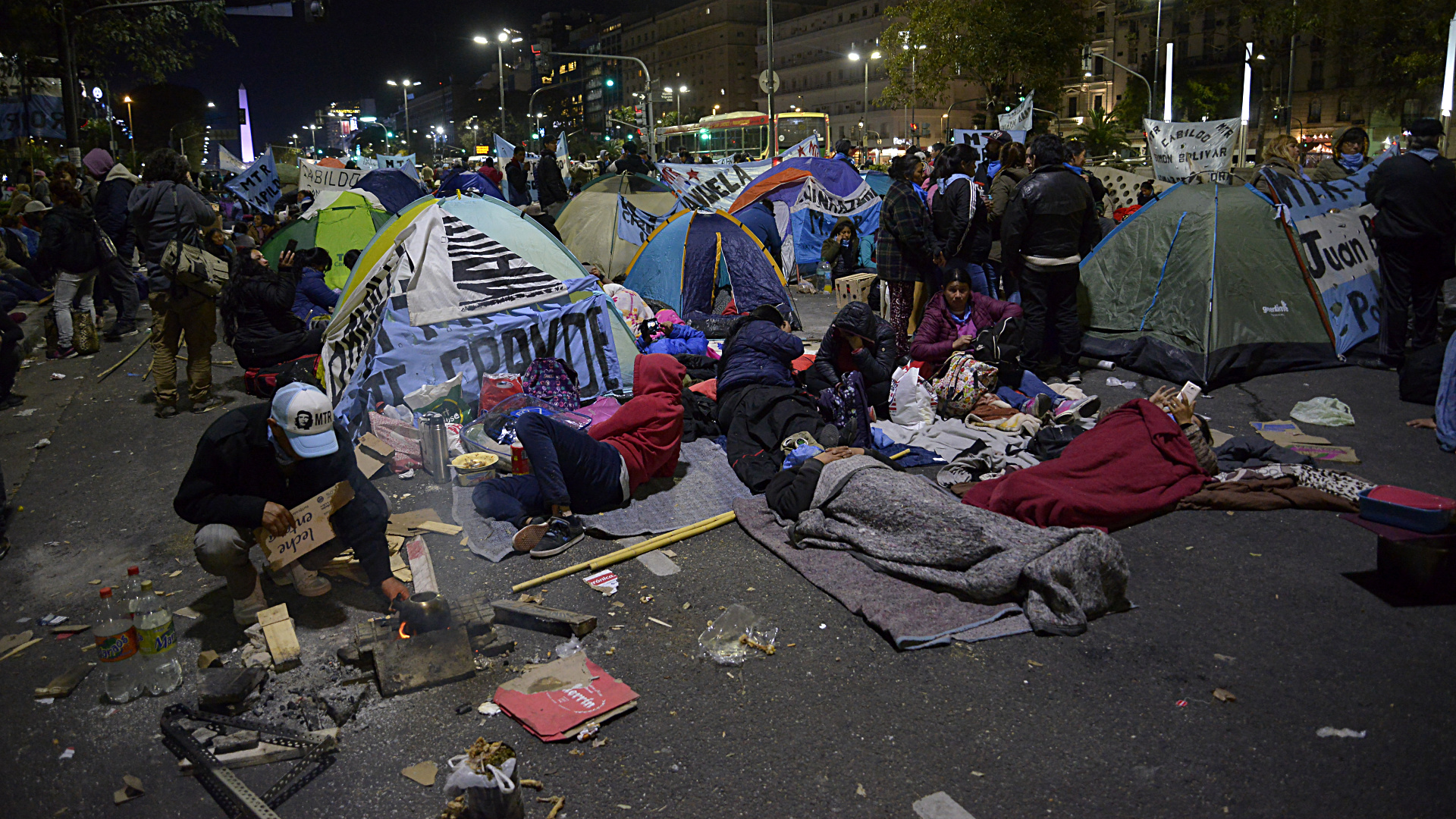Piqueteros pasaron la noche frente al Ministerio de Desarrollo Social y amenazan con mantener el acampe hasta mañana (Gustavo Gavotti)