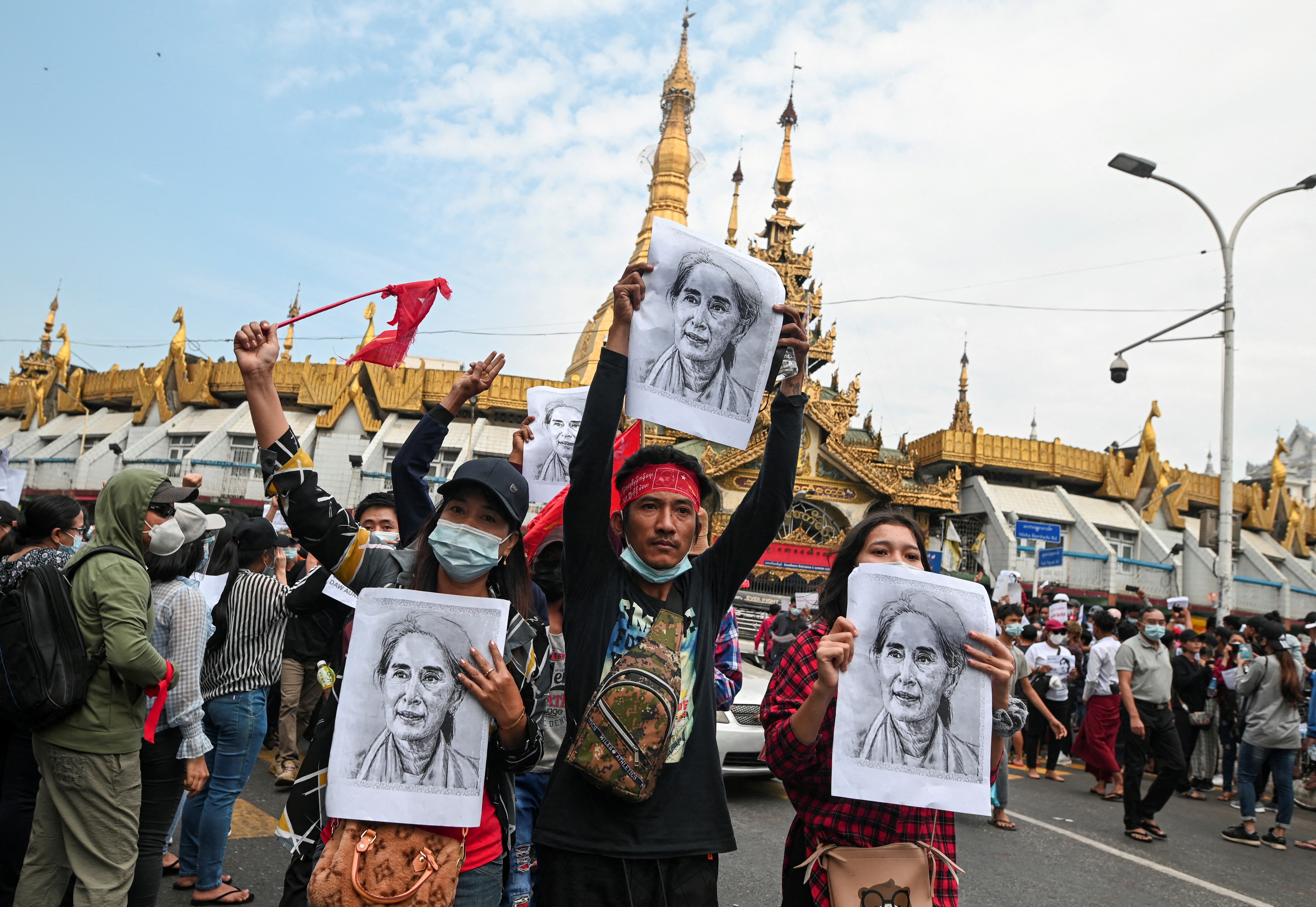 FOTO DE ARCHIVO: Personas sostienen pancartas con la imagen de la líder Aung San Suu Kyi durante una concentración para exigir su liberación y protestar contra el golpe militar, en Yangon, Myanmar, el 8 de febrero de 2021. REUTERS