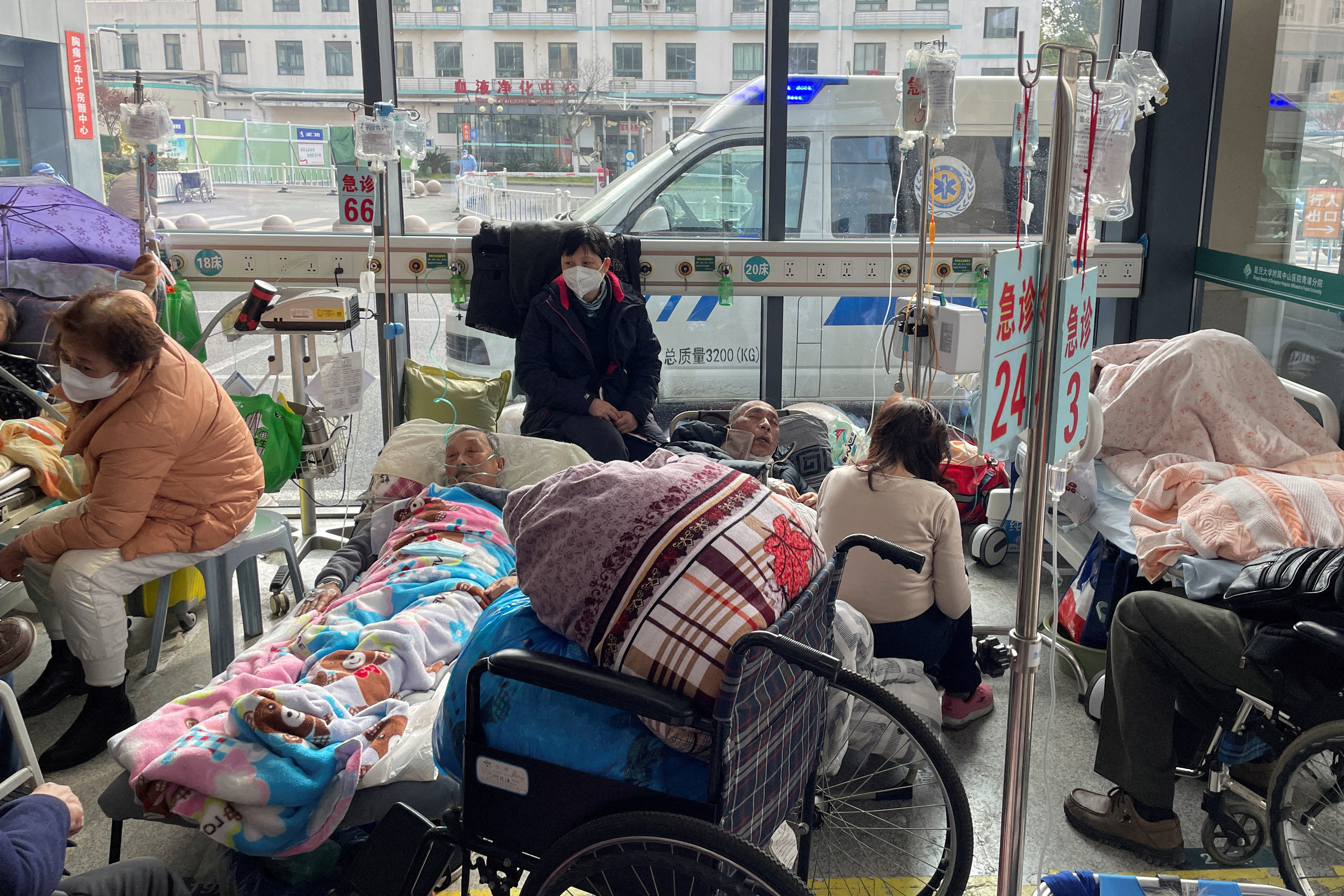 Pacientes tumbados en camas en el servicio de urgencias de un hospital, en medio del brote de la enfermedad por coronavirus (COVID-19) en Shanghái, China, 5 de enero de 2023. REUTERS/Staff/Archivo