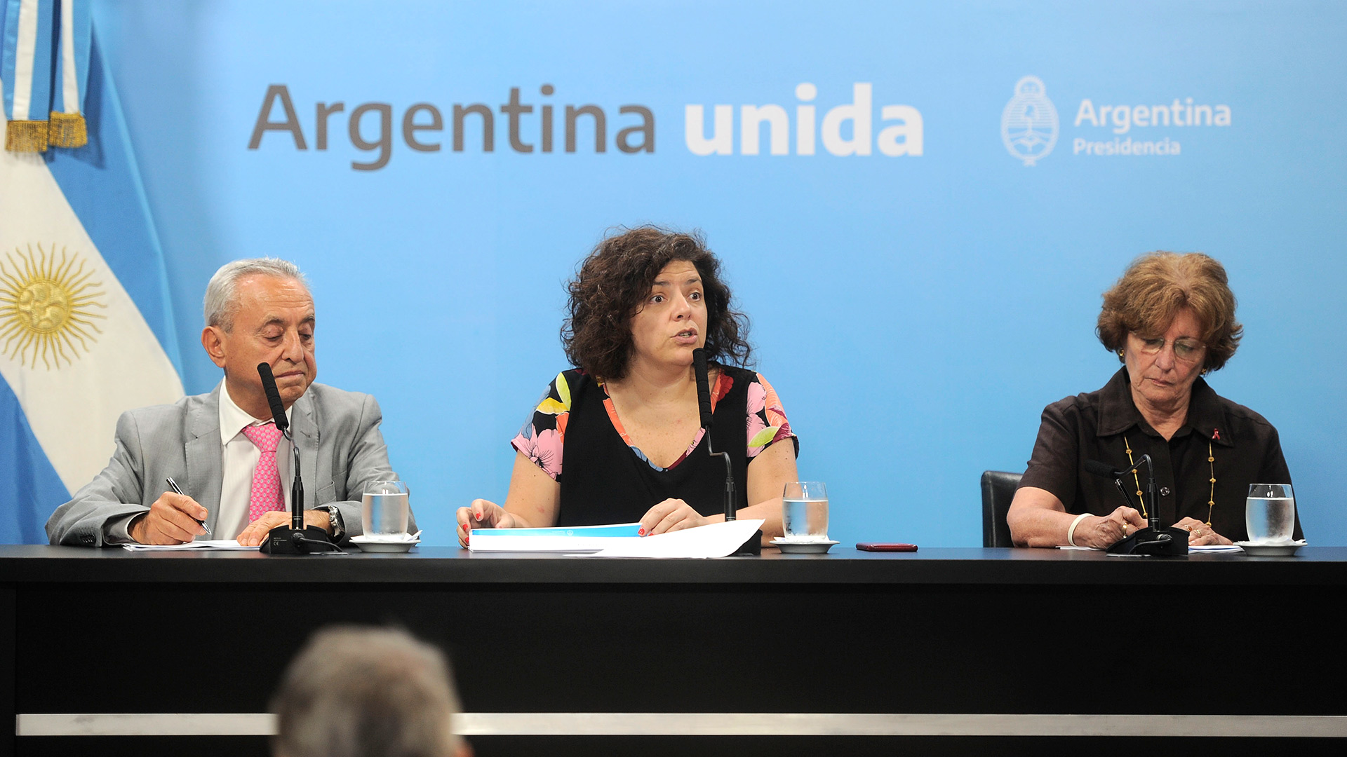 Pedro Cahn, junto a Carla Vizzotti, la secretaria de Acceso a la Salud, y Mirta Roses Periago, de la Organización Mundial de la Salud (Osvaldo Fantón/Télam)
