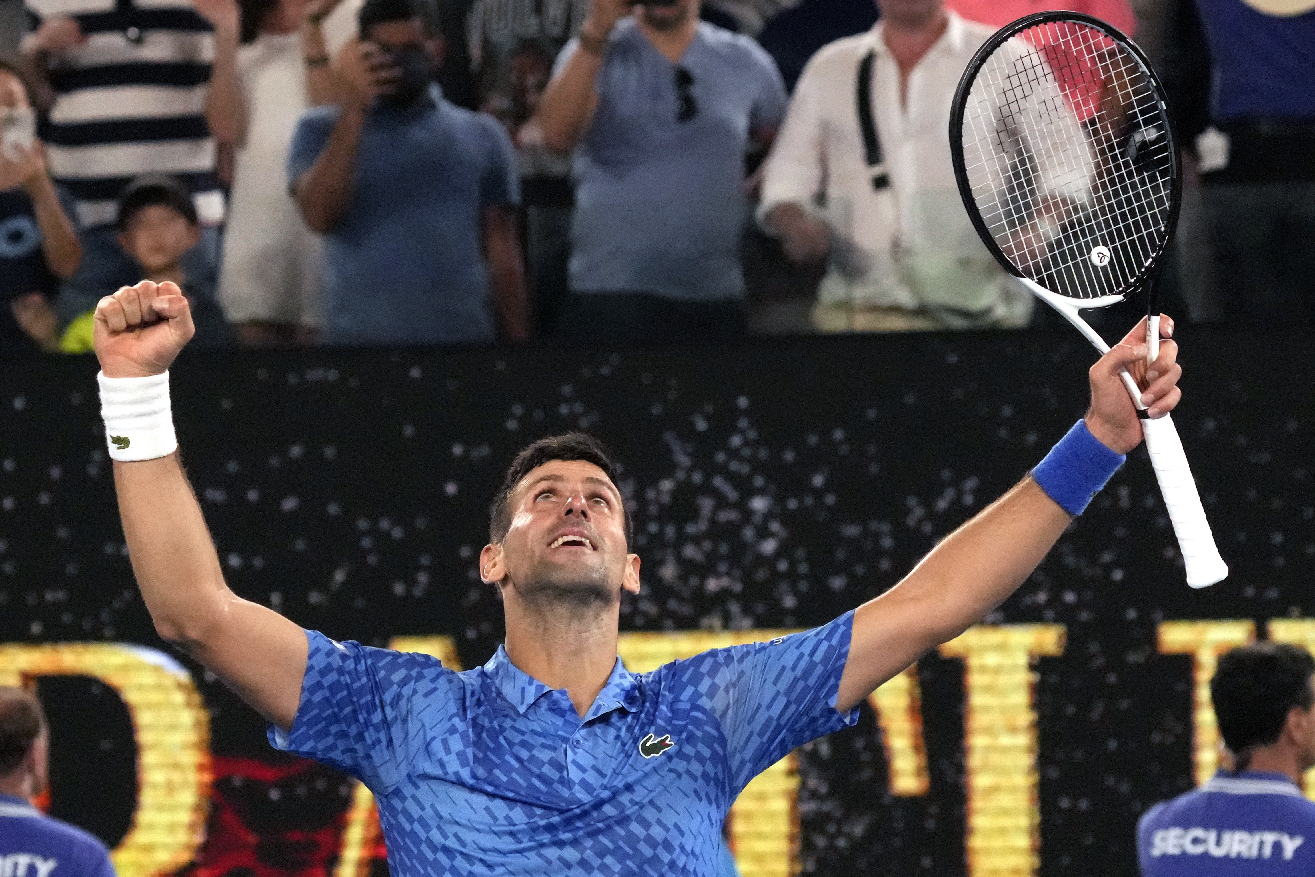 El serbio Novak Djokovic celebra el pase a la final del Abierto de Australia tras derrotar al estadounidense Tommy Paul en semifinales, en Melbourne (AP)