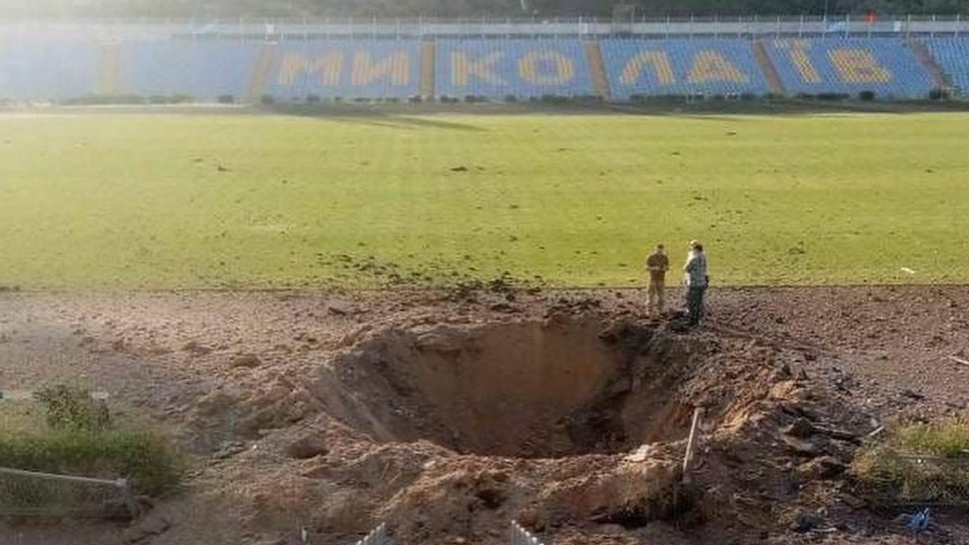 El impactante agujero en un estadio de Ucrania tras un nuevo bombardeo de Rusia