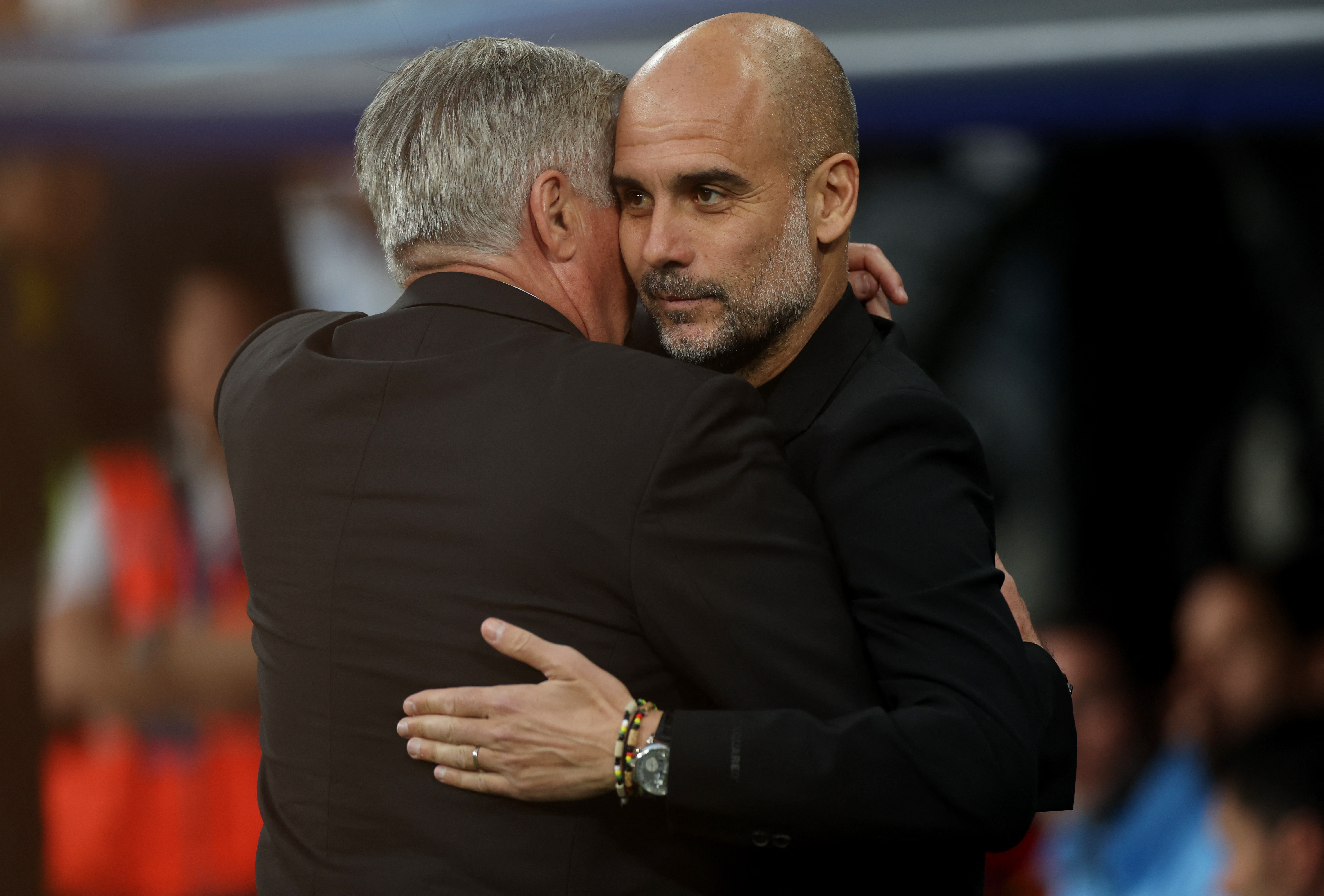 Carlo Ancelotti se abraza con Pep Guardiola minutos antes de comenzar el partido entre Real Madrid y Manchester City (REUTERS/Isabel Infantes)